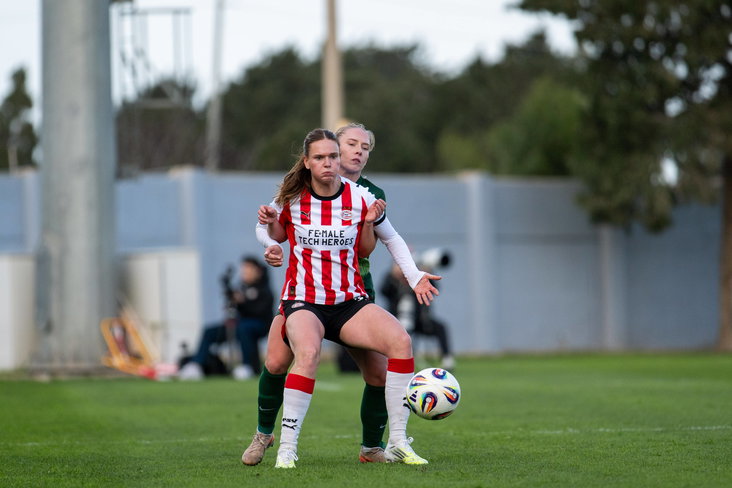 Liz Rijsbergen in actie tijdens VfL Wolfsburg - PSV