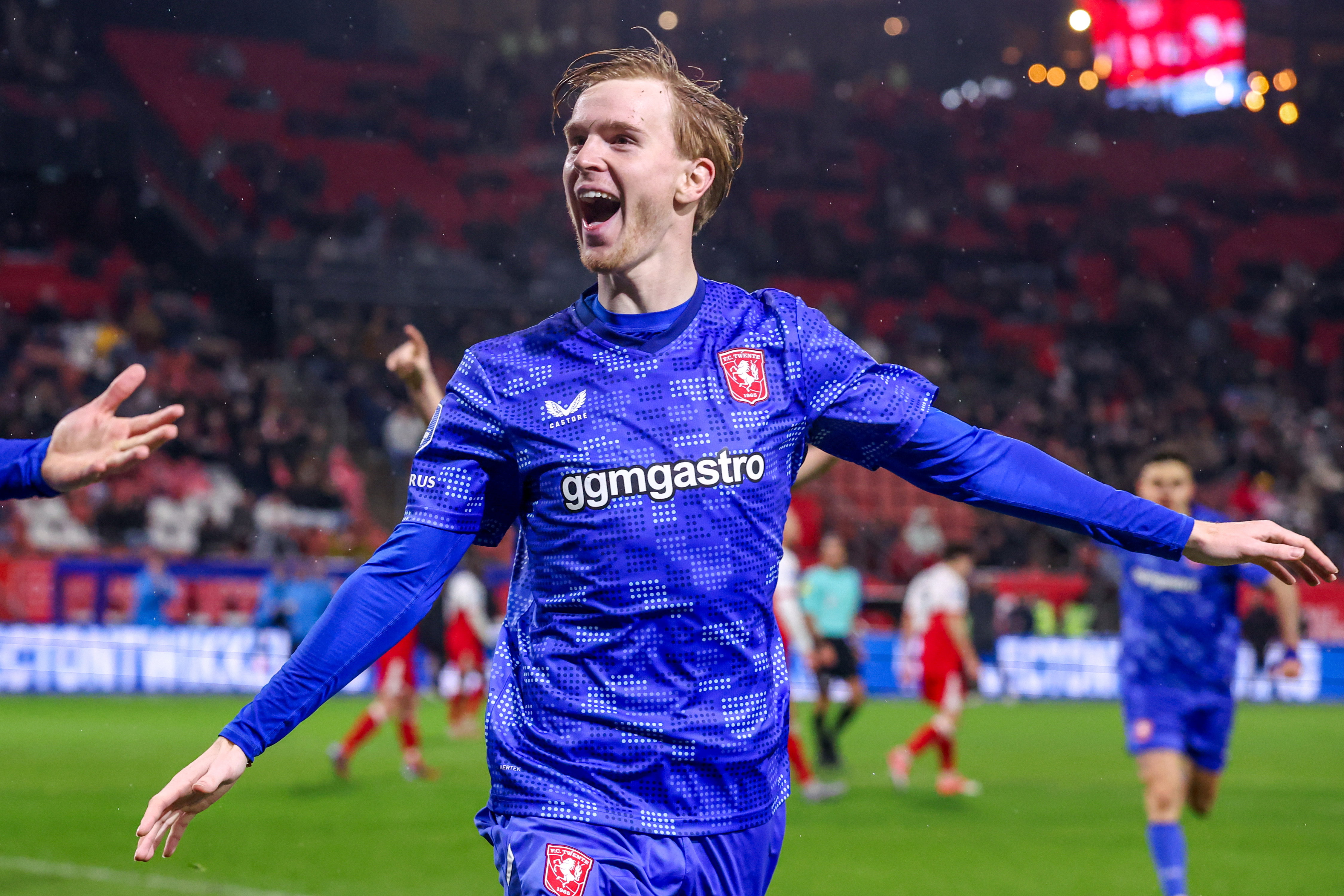 Mats Rots viert de winnende treffer van FC Twente tegen FC Utrecht