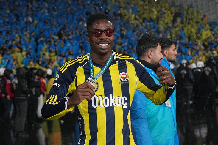 Anthony Musaba viert de winst van de Turkish Super Cup met Fenerbahçe