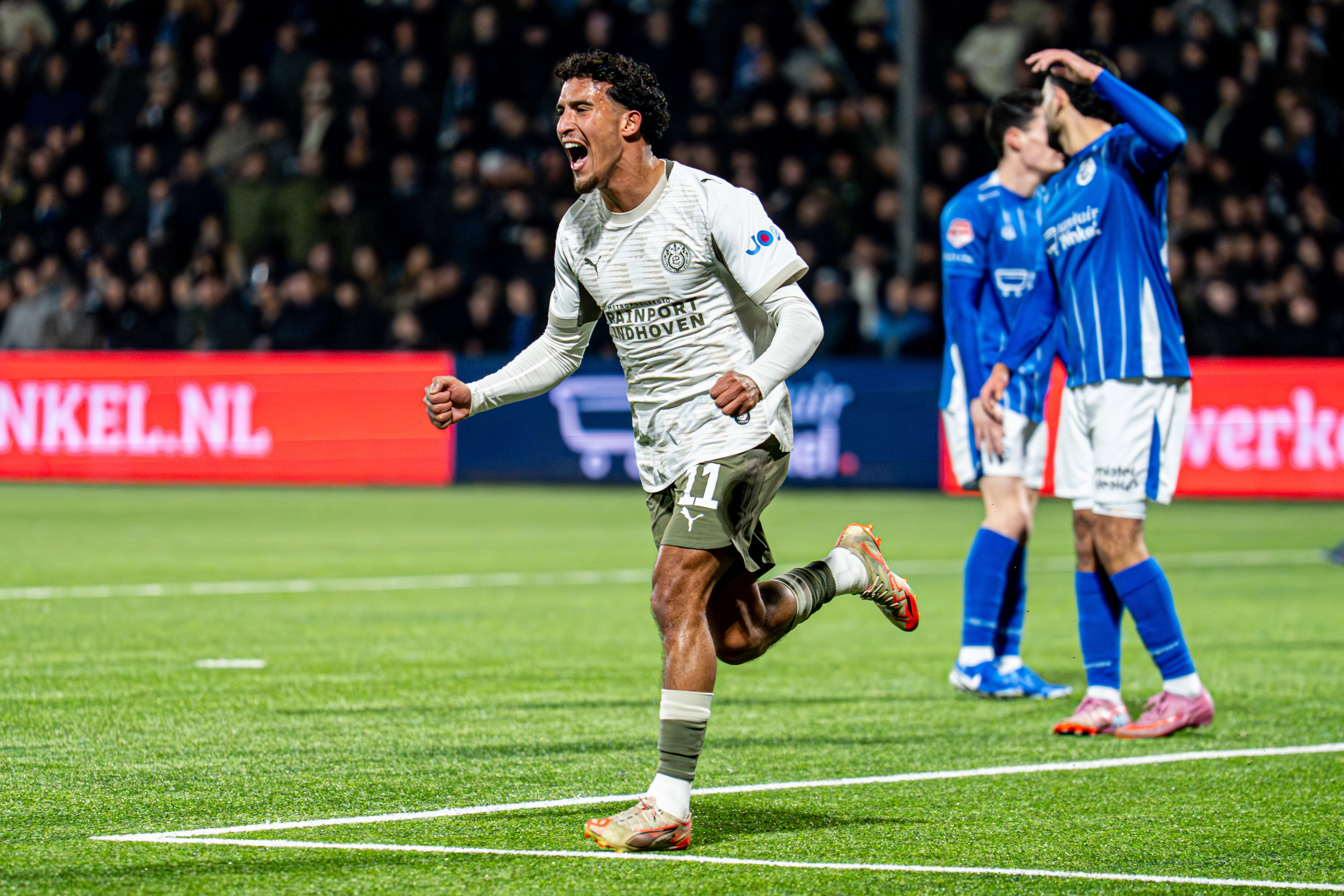 Couhaib Driouech juicht na zijn goal