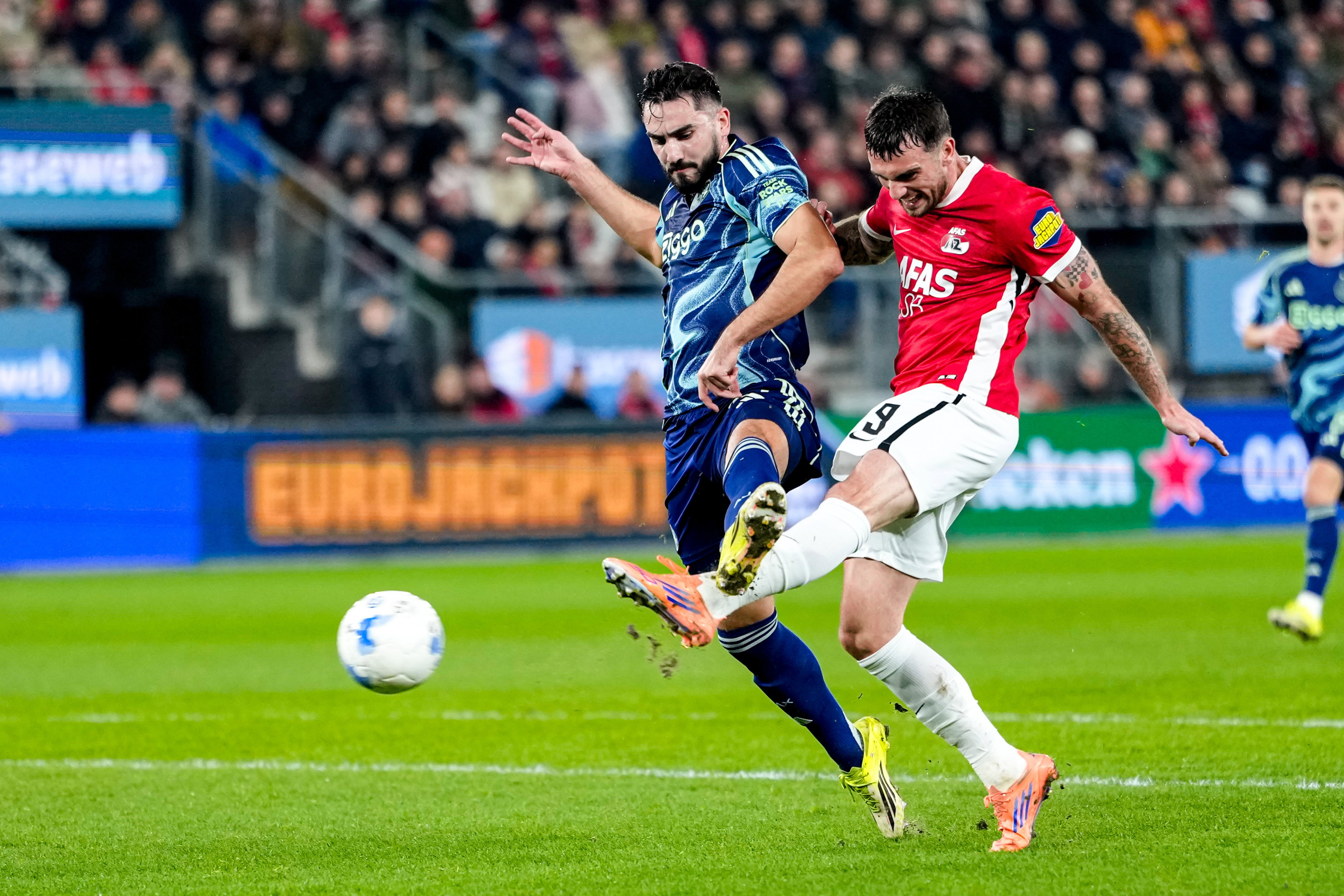 Josip Šutalo is te laat bij Troy Parrott