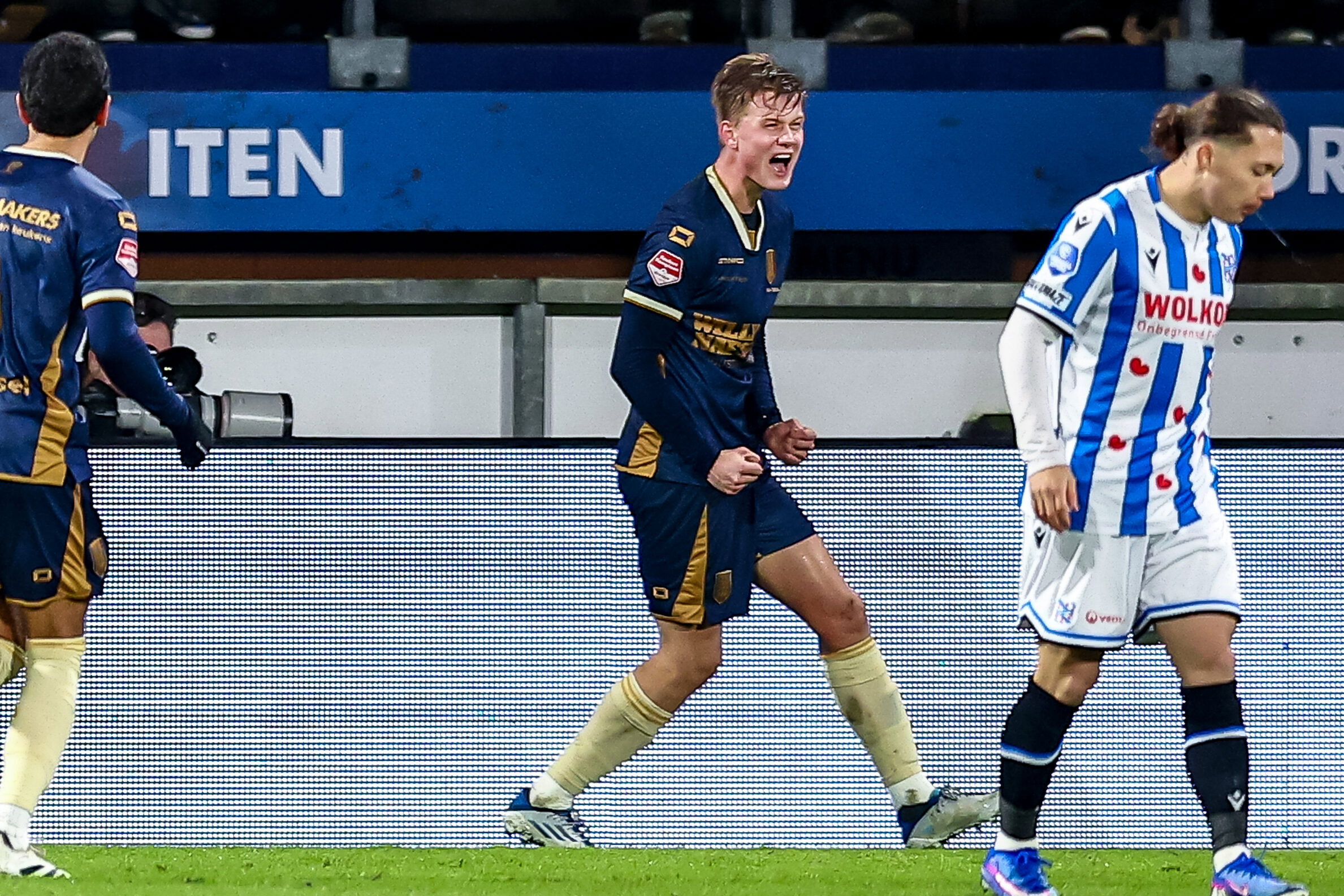Jesper Uneken viert zijn treffer tegen SC Heerenveen