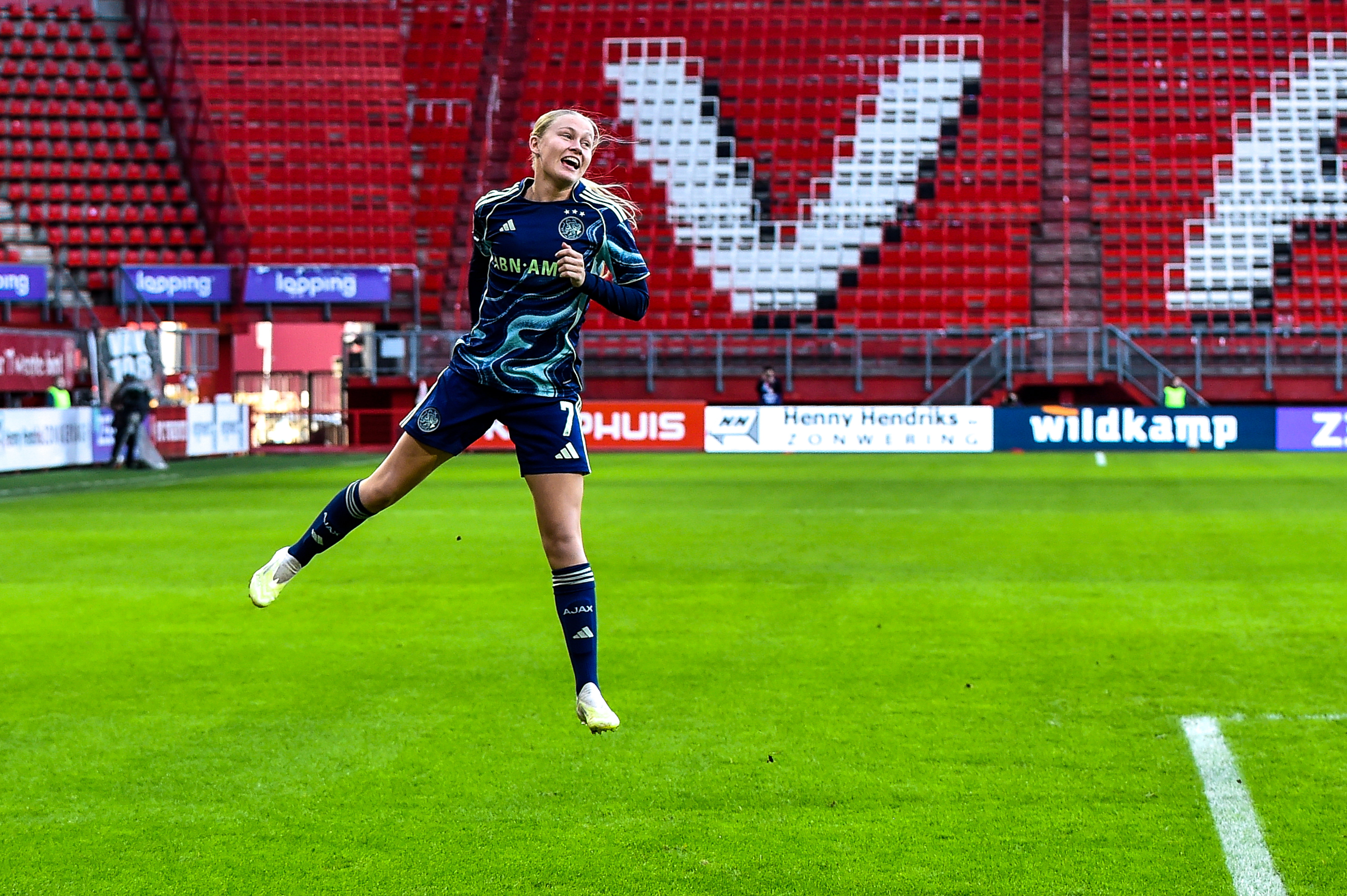 Ranneke Derks juicht na haar goal voor Ajax