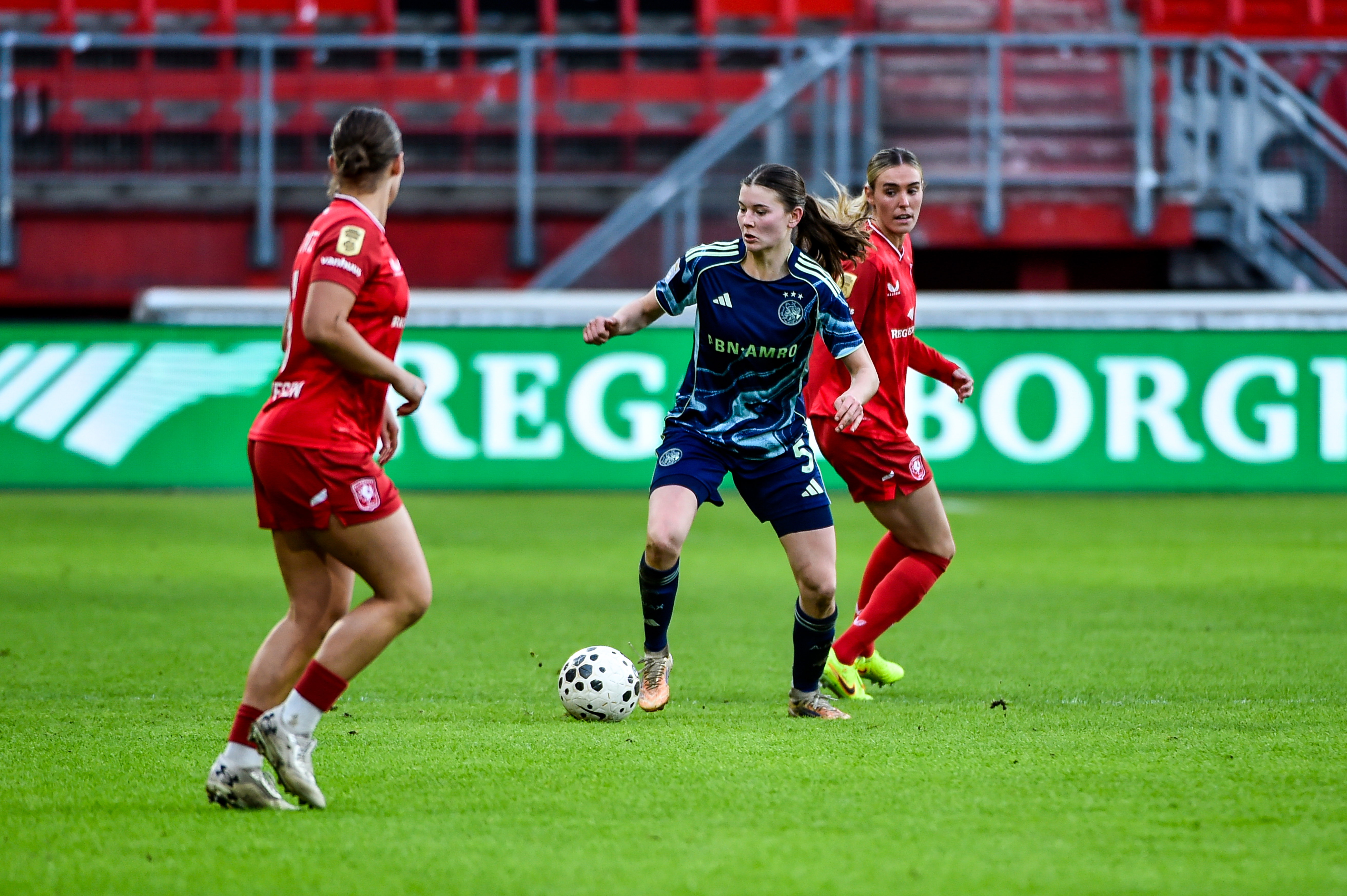 Renee van Asten (Ajax) in actie tegen FC Twente
