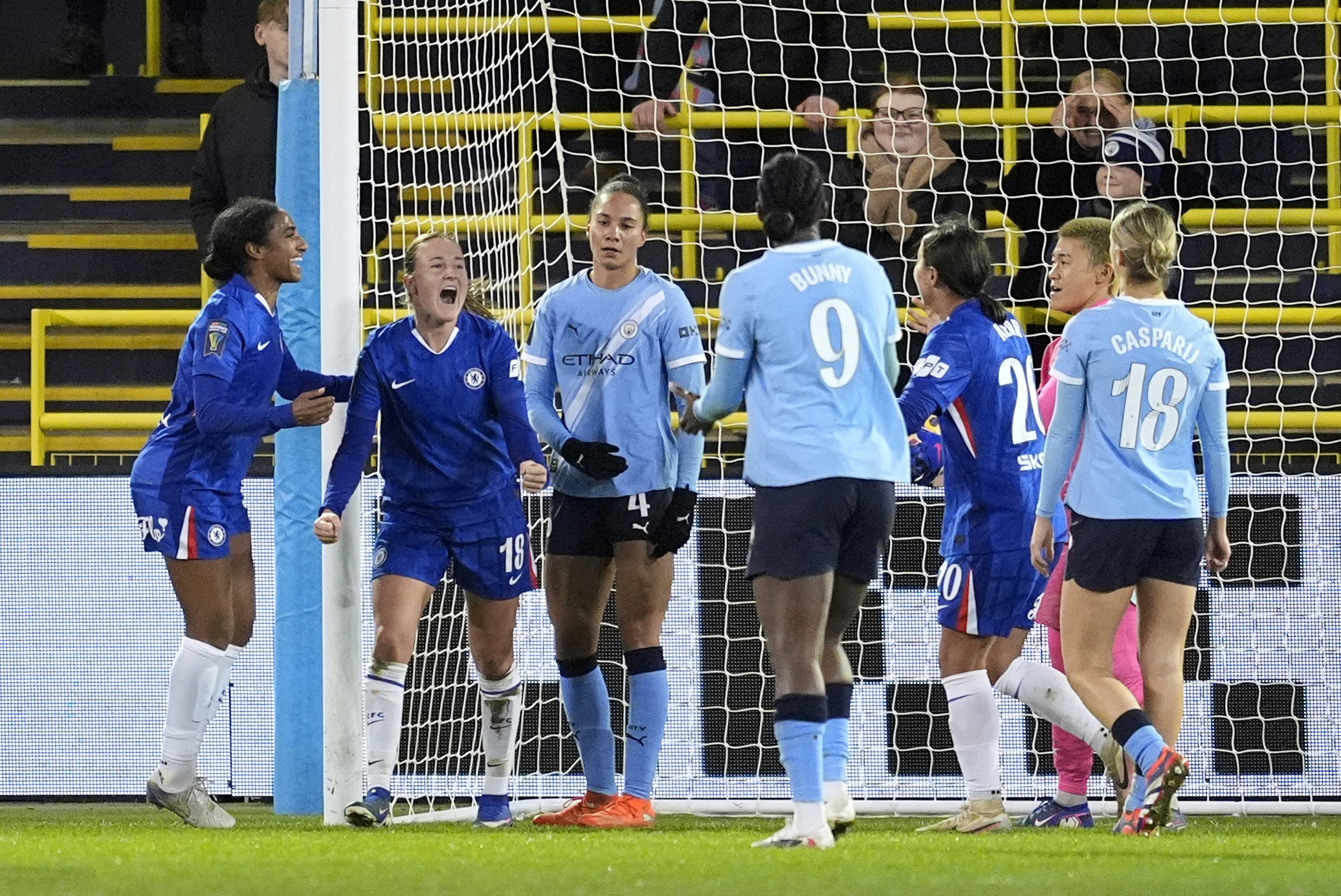 Wieke Kaptein juicht na haar goal tegen Manchester City