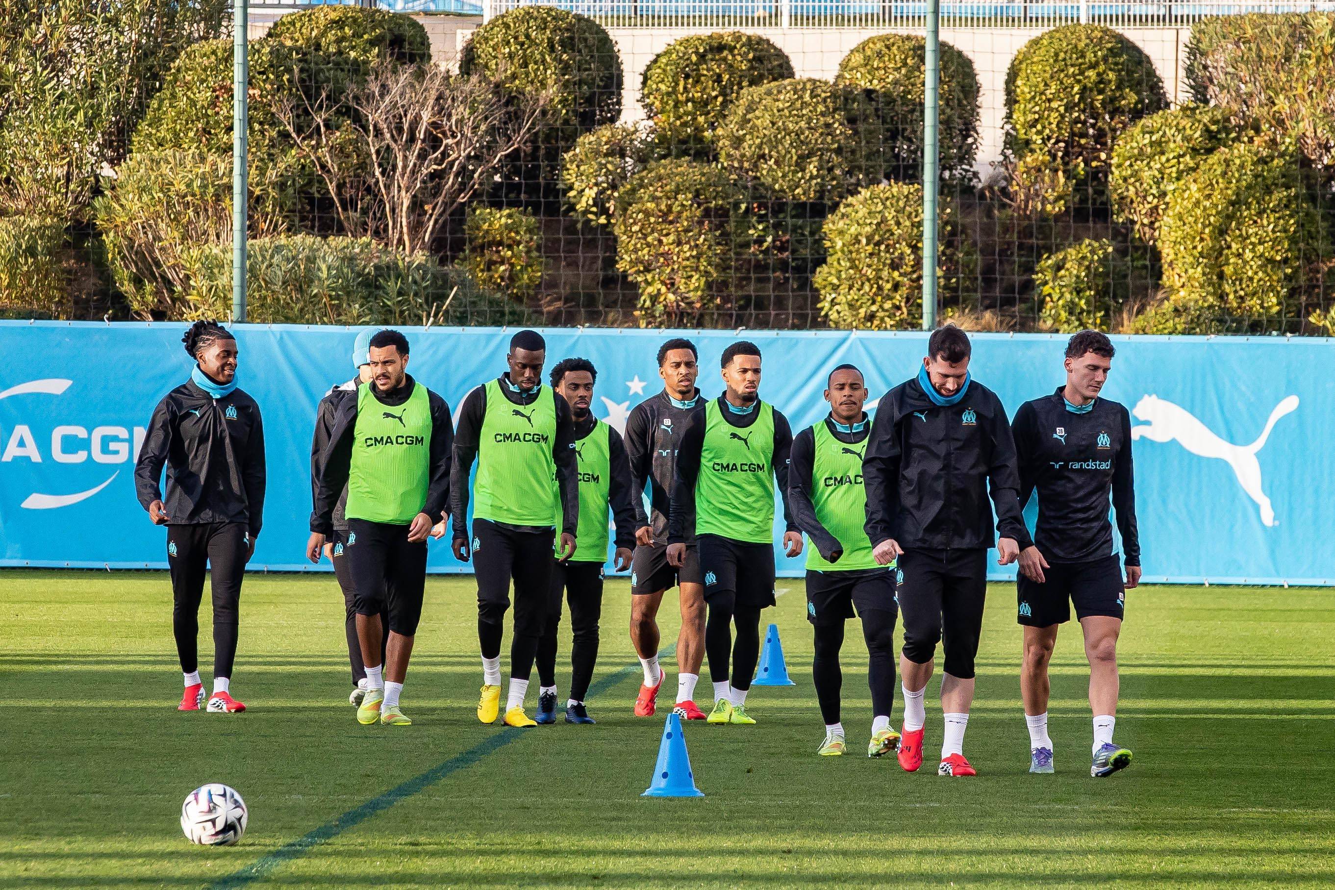 De selectie van Olympique Marseille met in het midden Quinten Timber