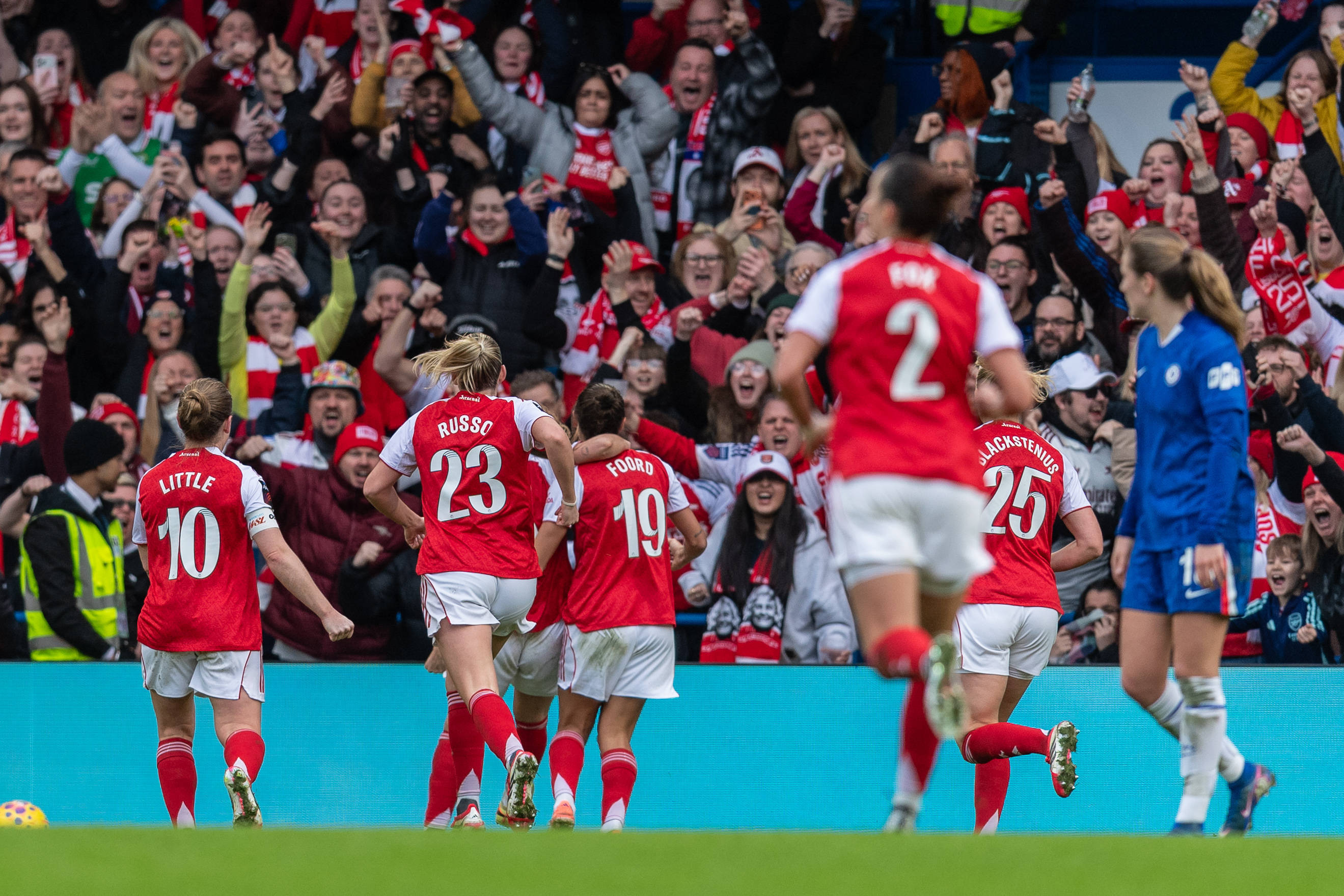 Arsenal juicht, Wieke Kaptein (Chelsea) baalt