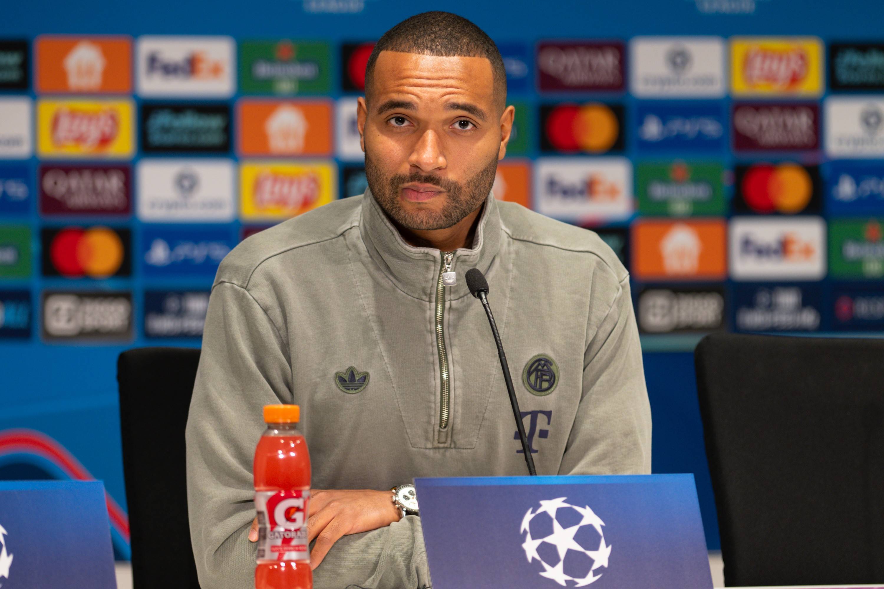 Jonathan Tah op de persconferentie in Eindhoven