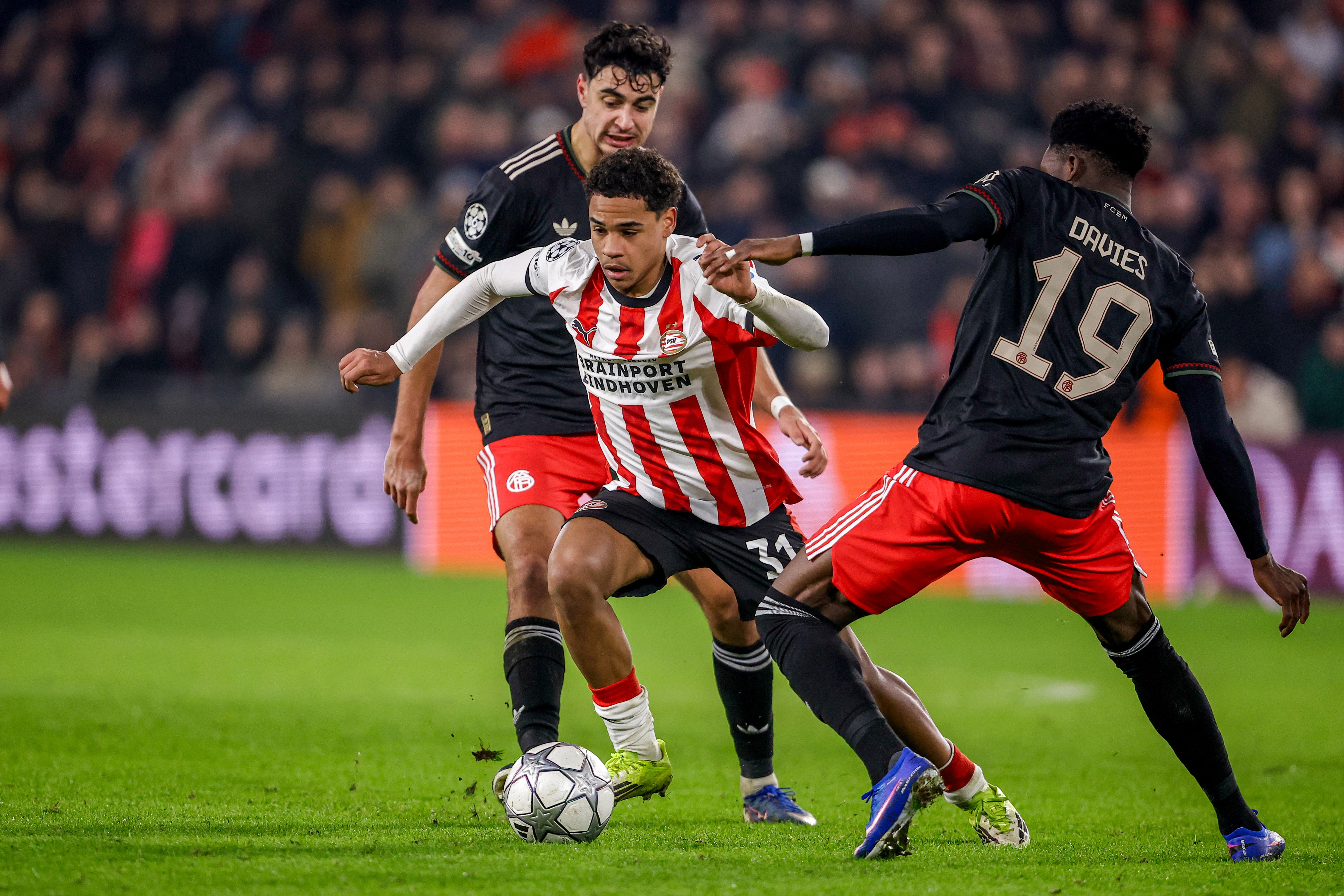 Noah Fernandez namens PSV tegen Bayern München