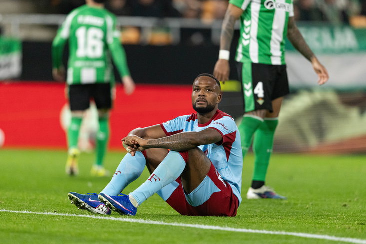 Cyle Larin zit op het veld