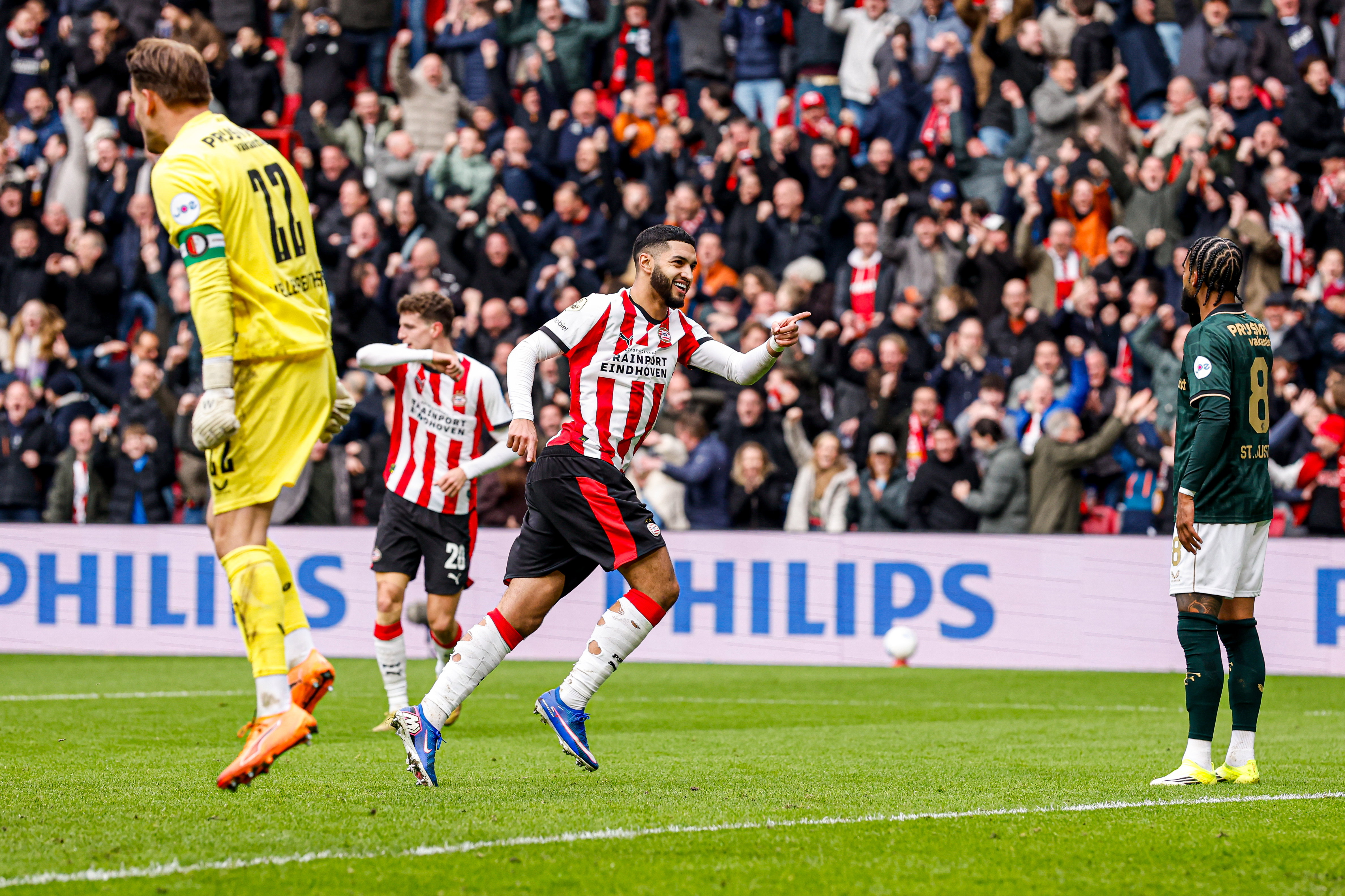 Ismael Saibari viert zijn treffer tegen Feyenoord