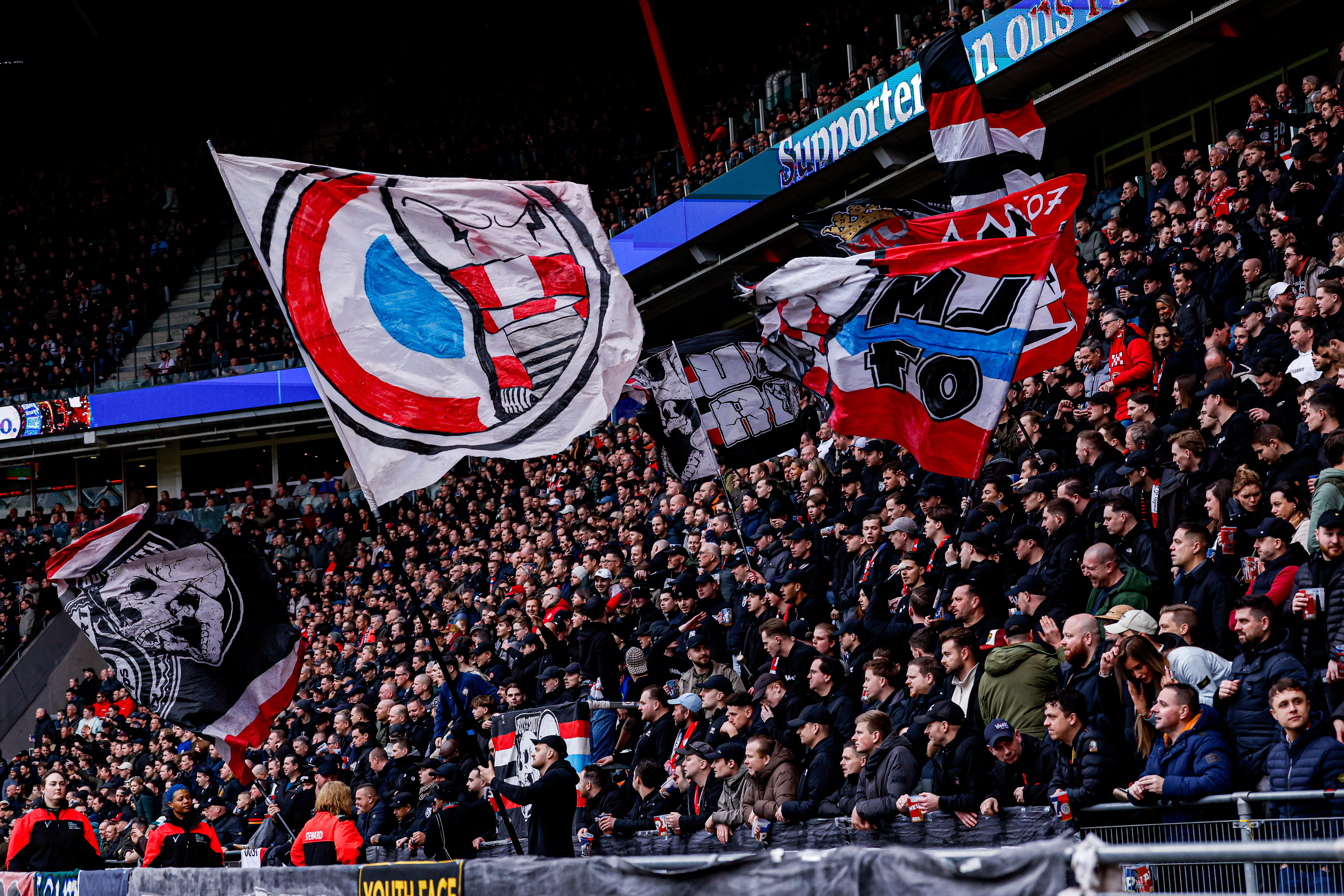 De PSV-fans zorgden voor een heerlijke sfeer tegen Feyenoord