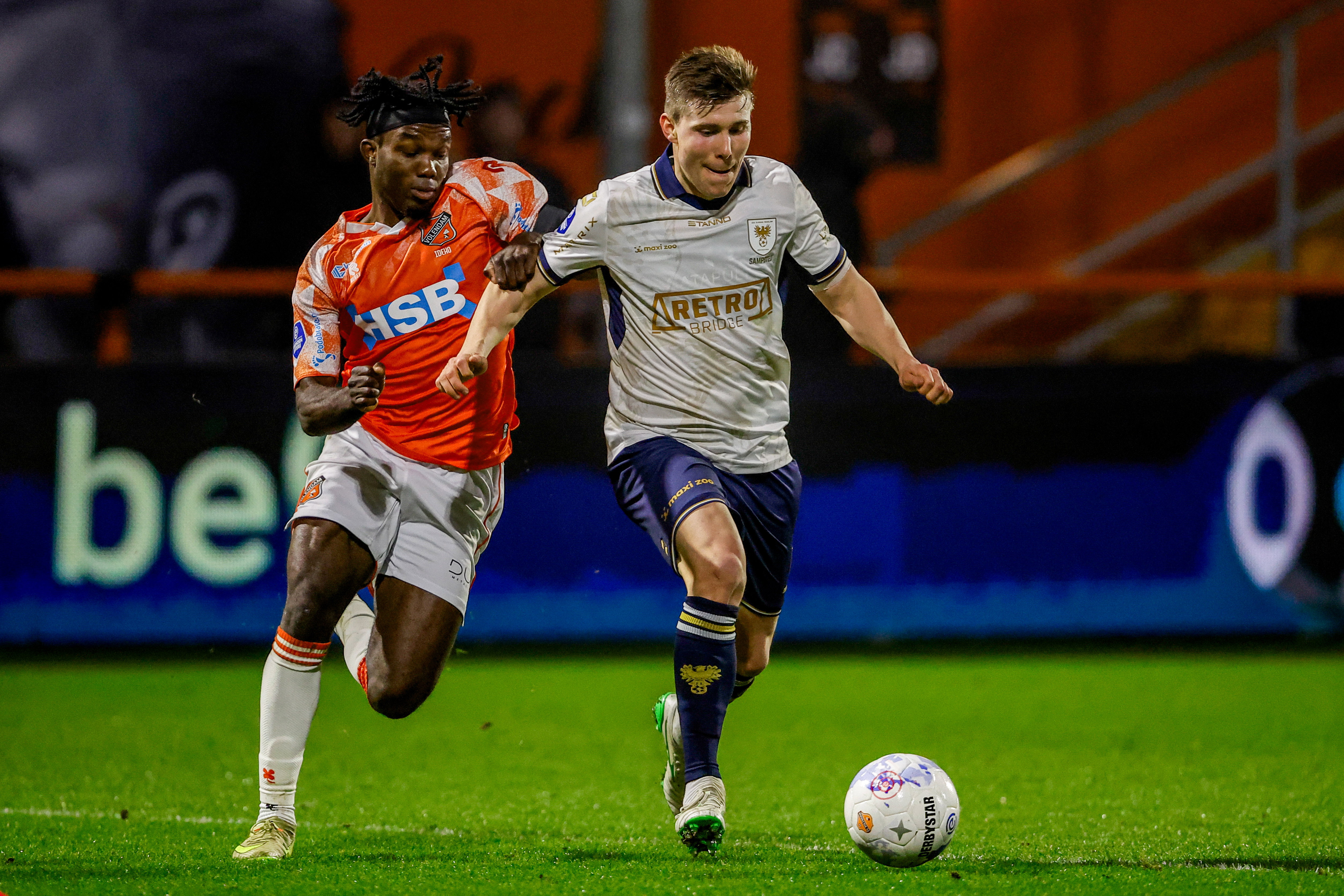 Alfons Sampsted in actie tegen FC Volendam