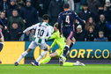 Niek Schiks pareert de poging van Younes Taha