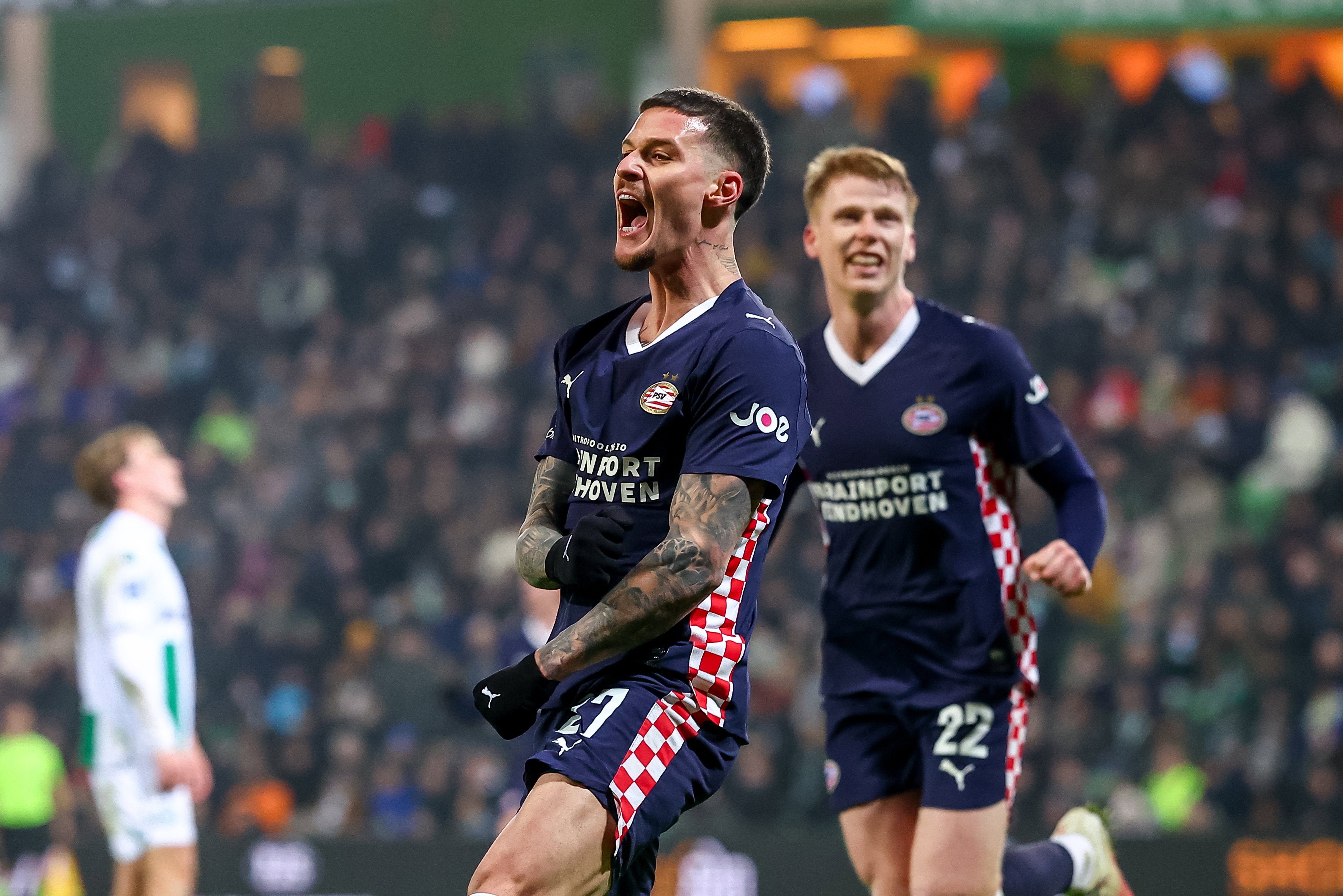 Dennis Man viert de 2-1 tegen FC Groningen