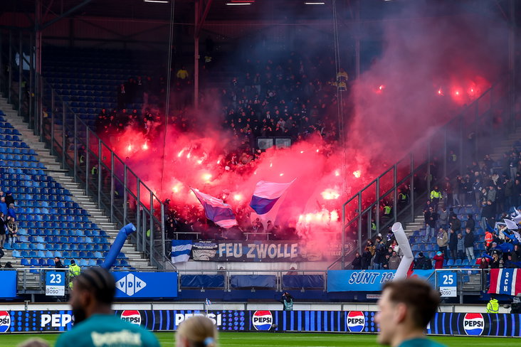 Het vuurwerk van de PEC-supporters in het Abe Lenstra Stadion