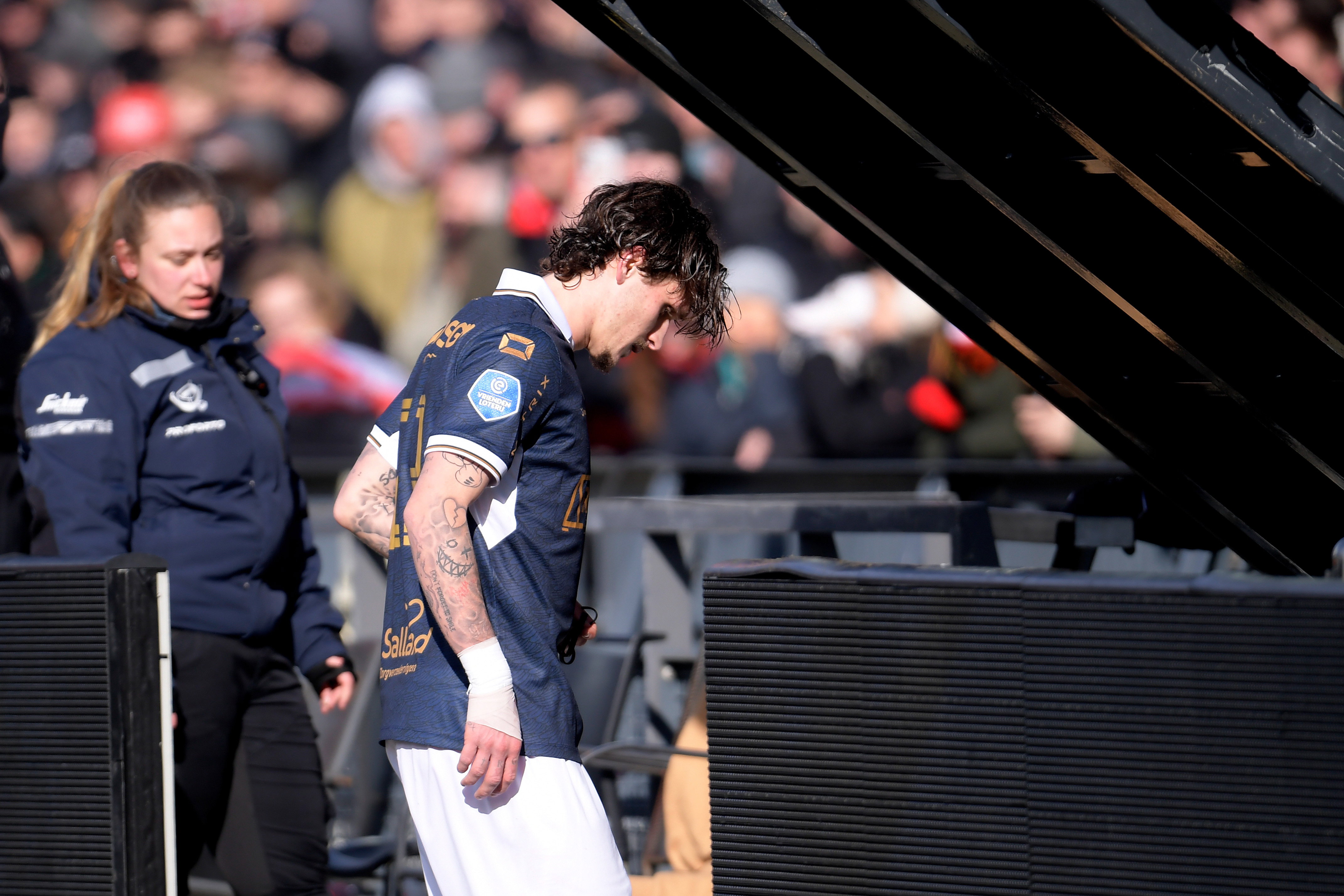 Thibo Baeten verlaat het veld na zijn rode kaart