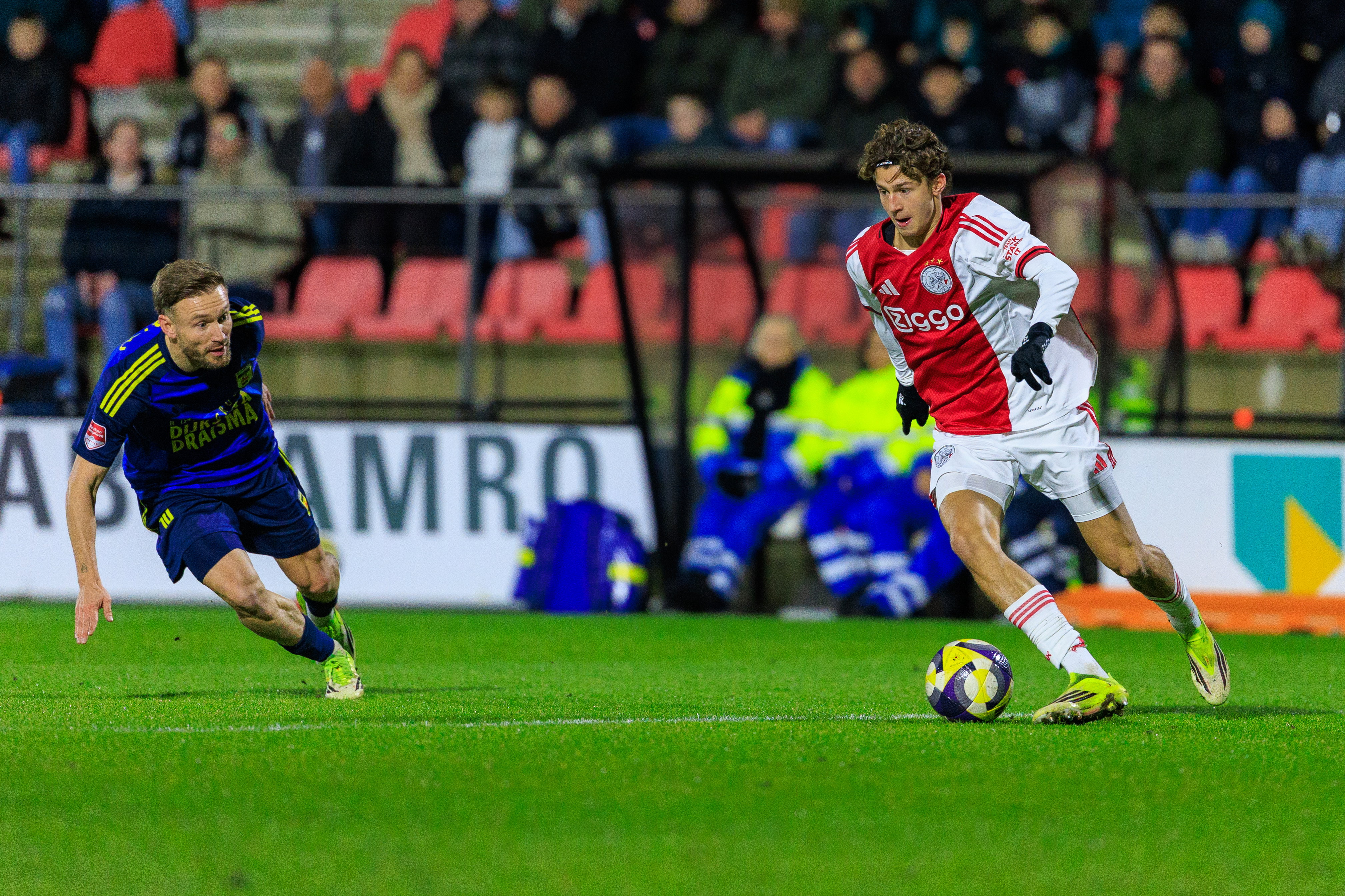 Ryan van de Pavert aan de bal