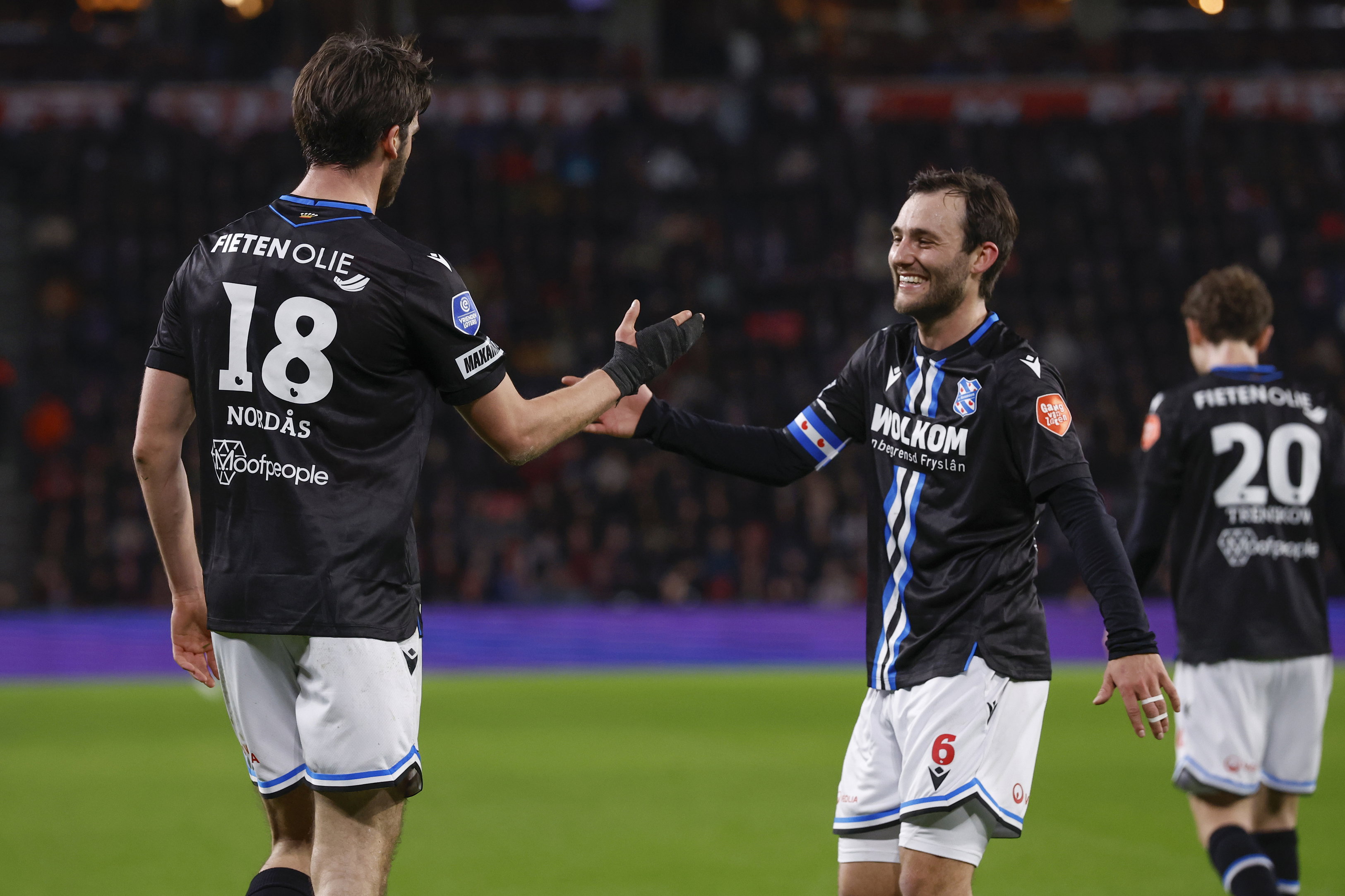 SC Heerenveen viert een doelpunt tegen PSV