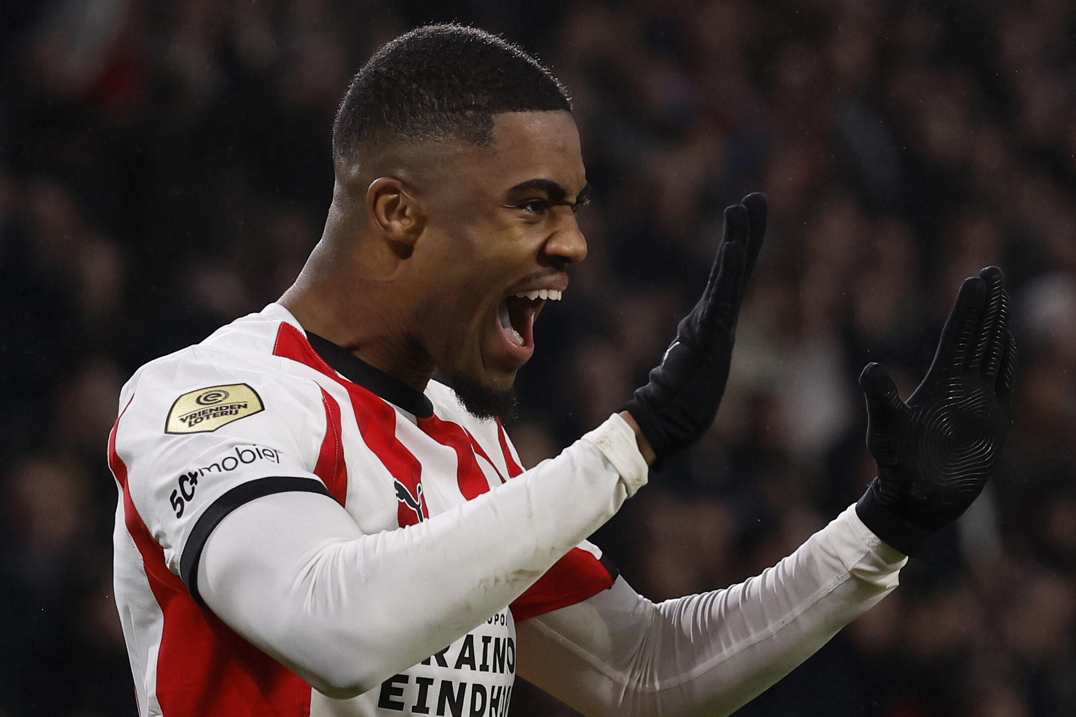 Myron Boadu juicht na zijn goal tegen SC Heerenveen