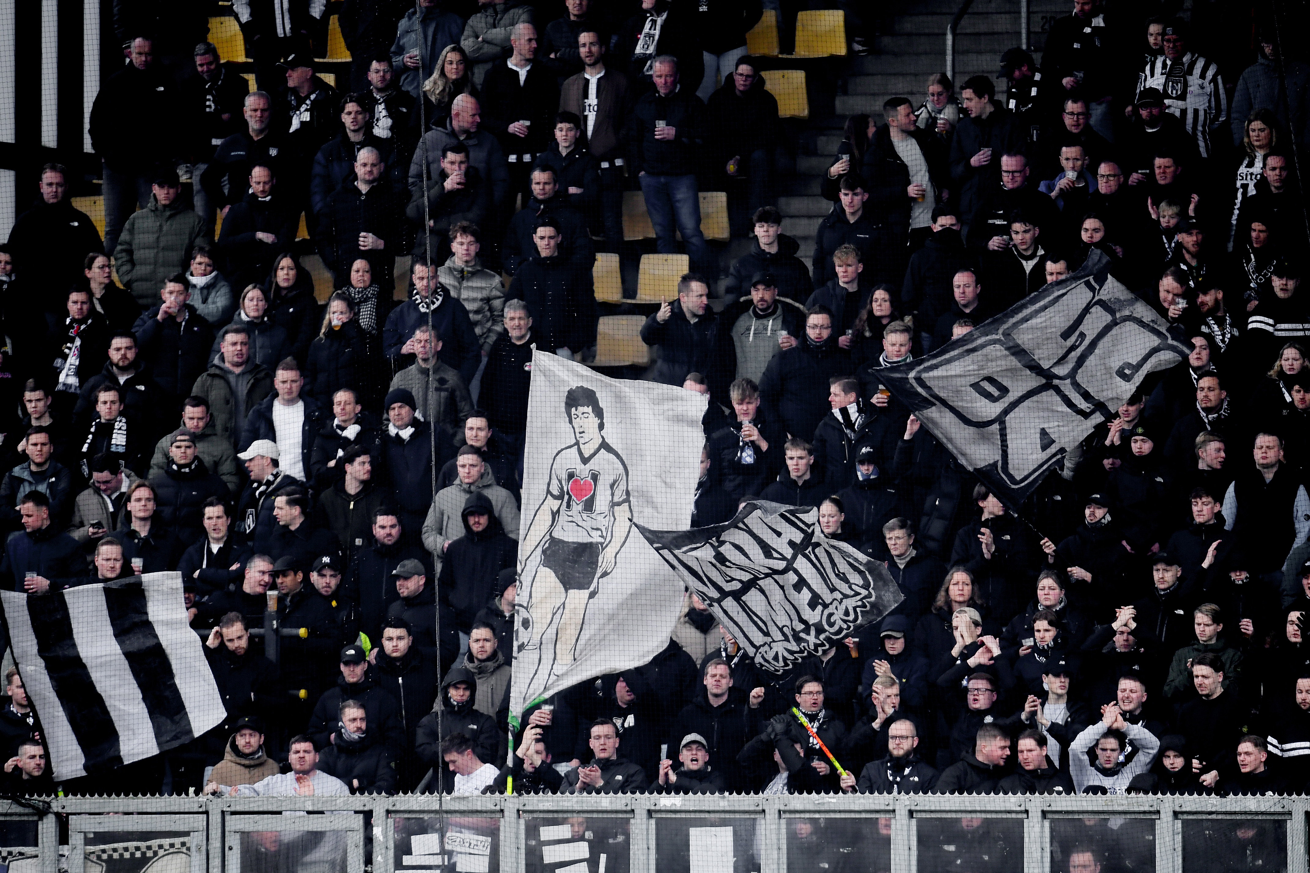 De supporters van Heracles Almelo in het uitvak van Go Ahead Eagles