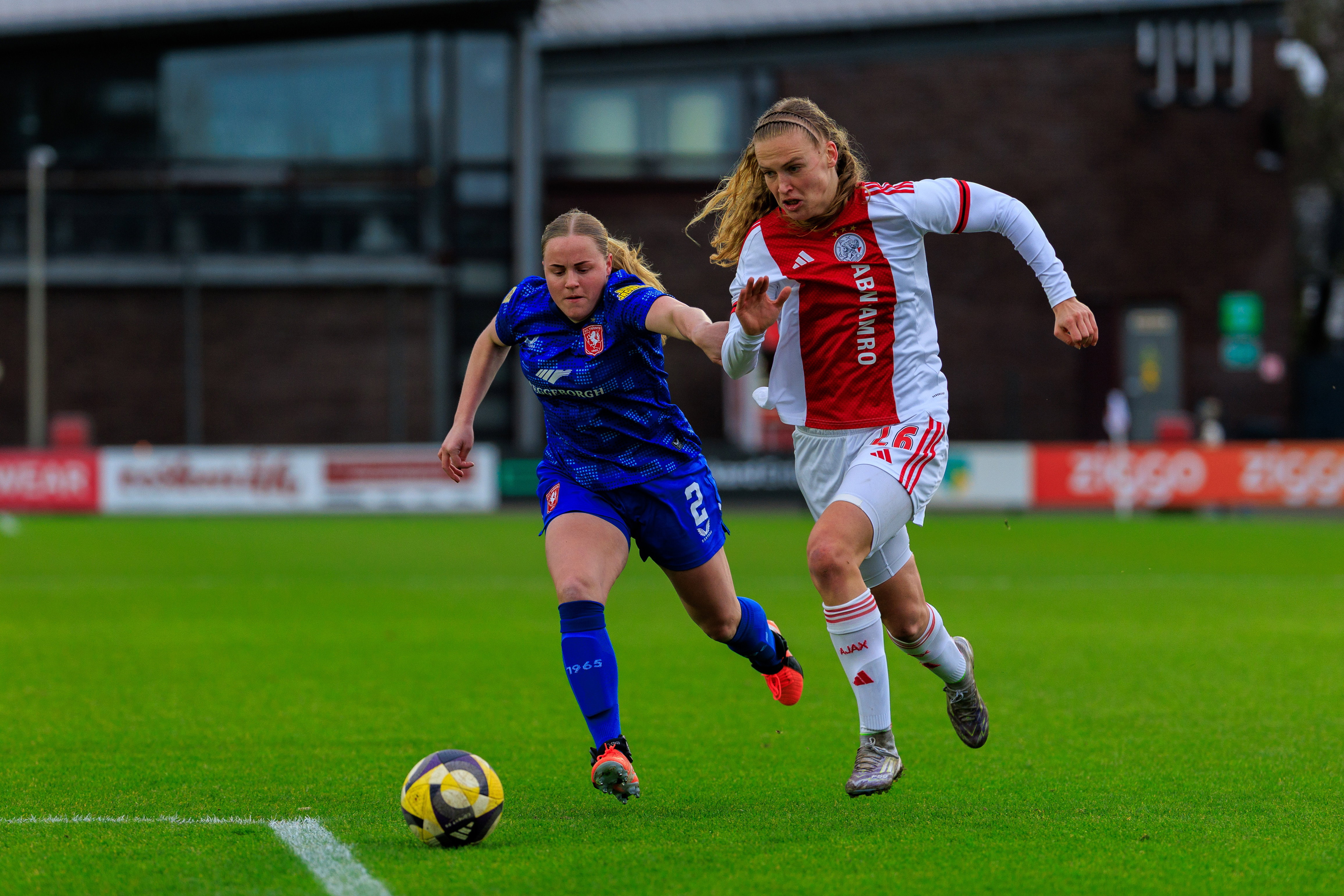 Xanne Kip (Ajax) probeert langs Imre van der Vegt (FC Twente) te komen