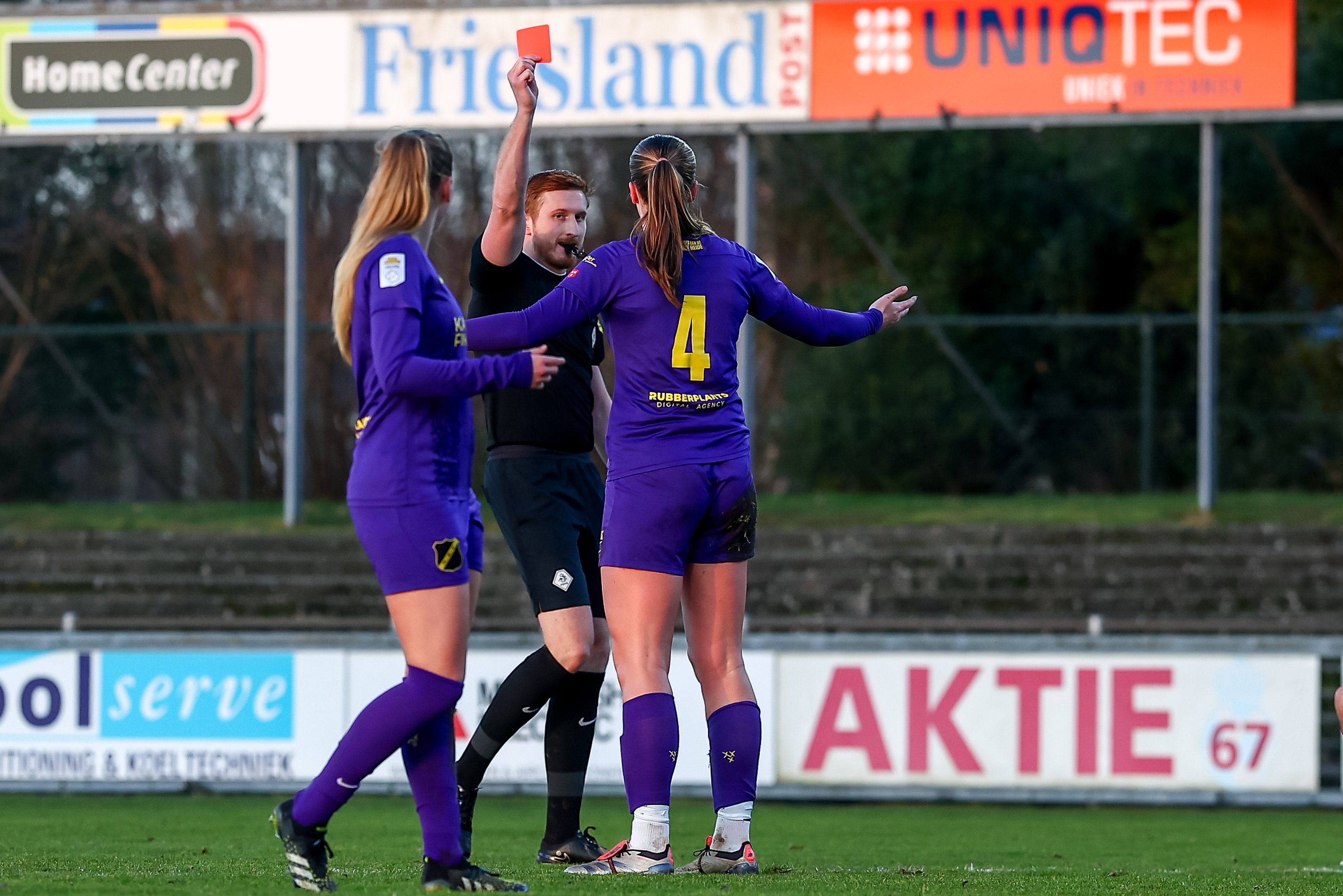 Lynn Verhoef (NAC Breda) krijgt rood