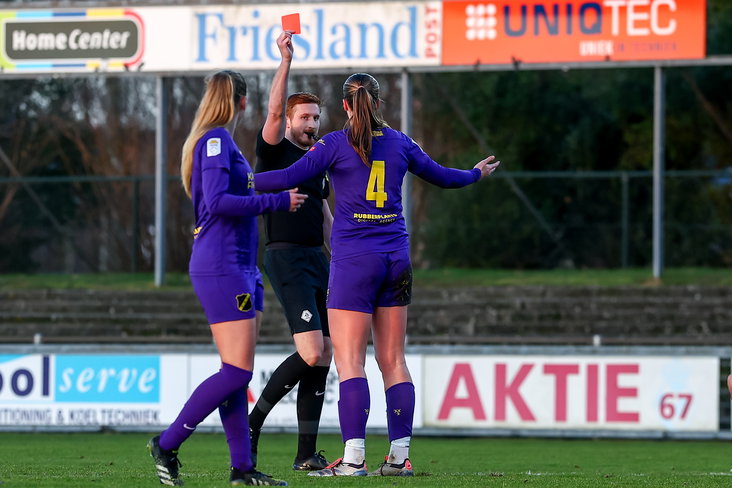 Lynn Verhoef (NAC Breda) krijgt rood