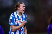 Evi Maatman viert een treffer