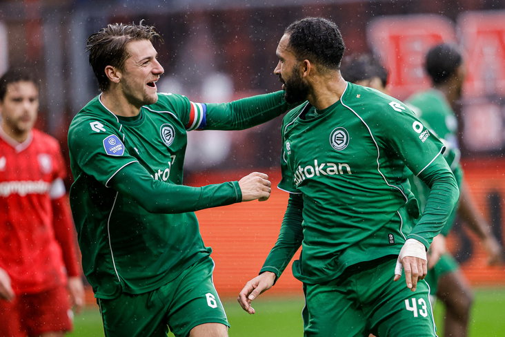 Marvin Peersman scoort uit een corner tegen FC Twente