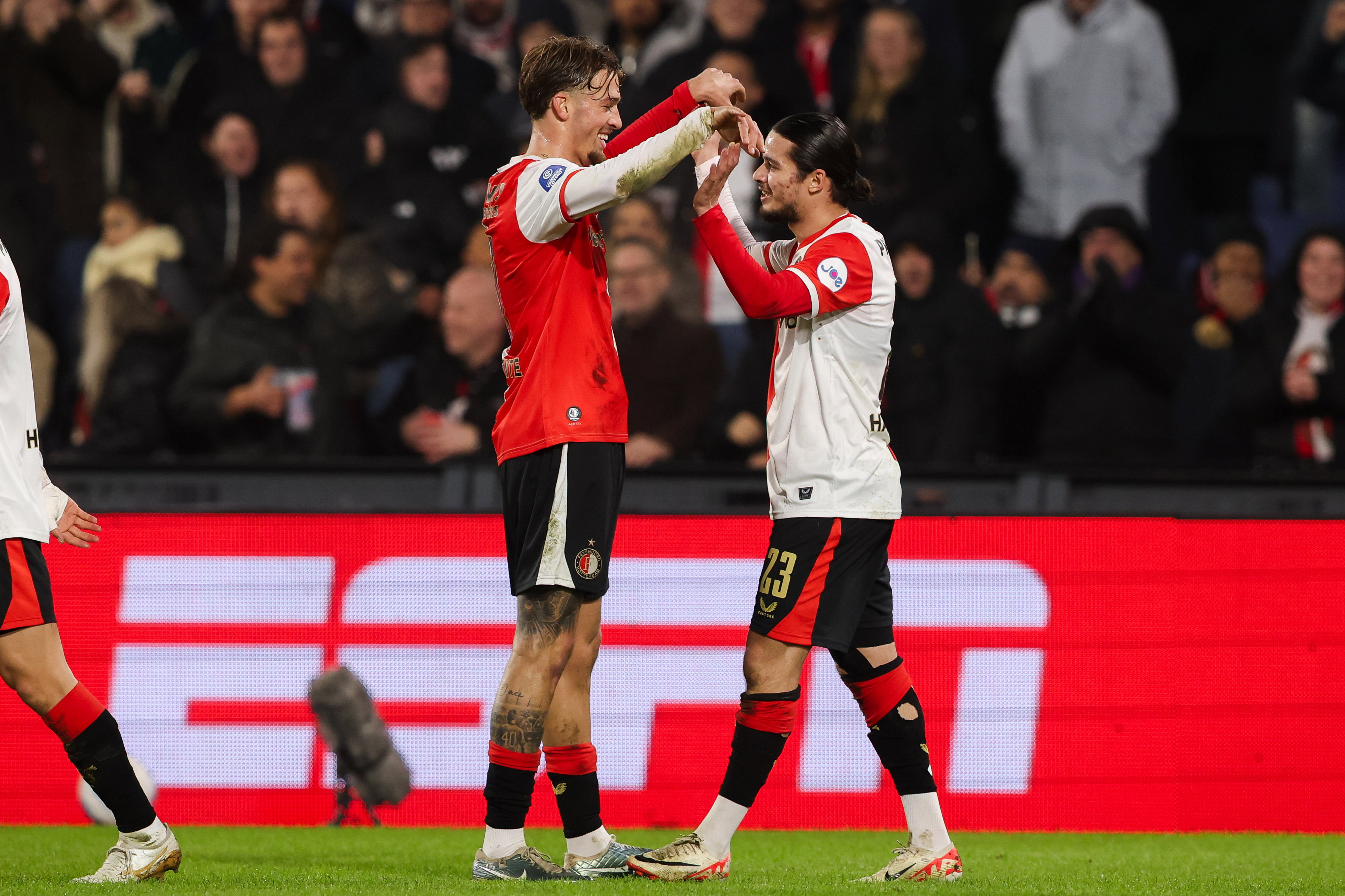 Luciano Valente en Anis Hadj Moussa juichen