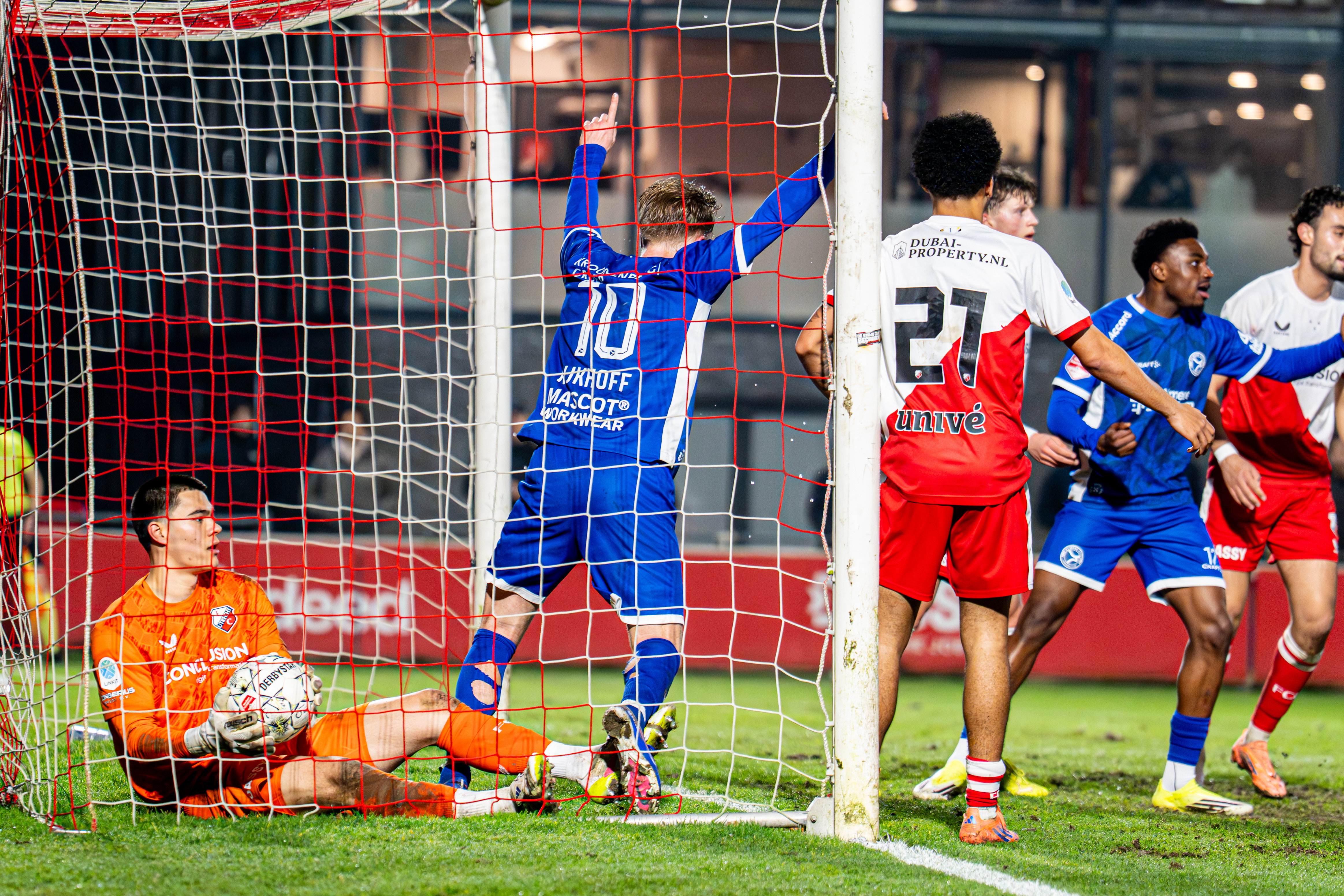 Jong FC Utrecht baalt na een goal van Almere City
