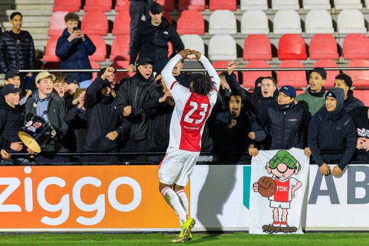 Paulo da Silva juicht na zijn goal voor Jong Ajax