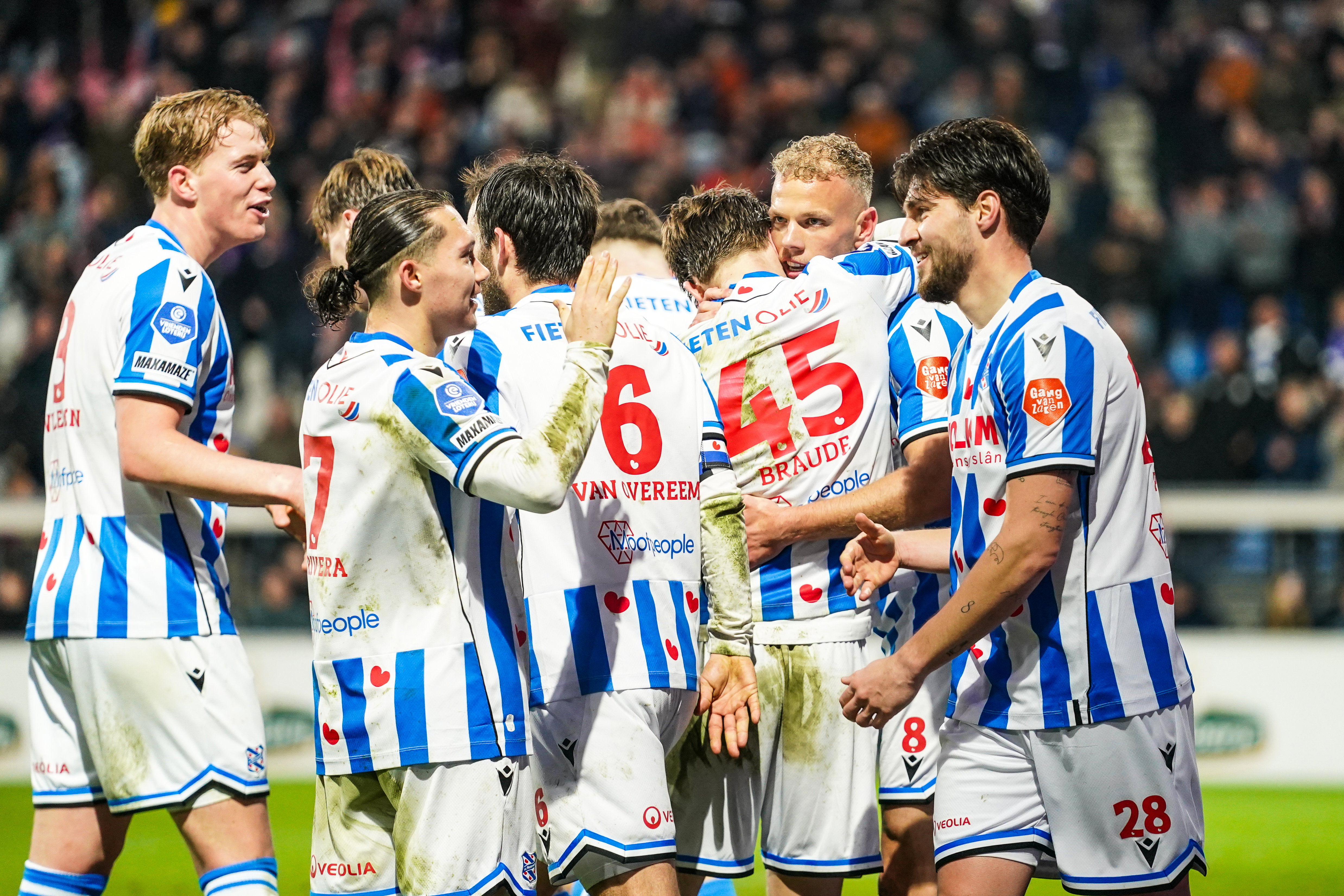 SC Heerenveen viert treffer