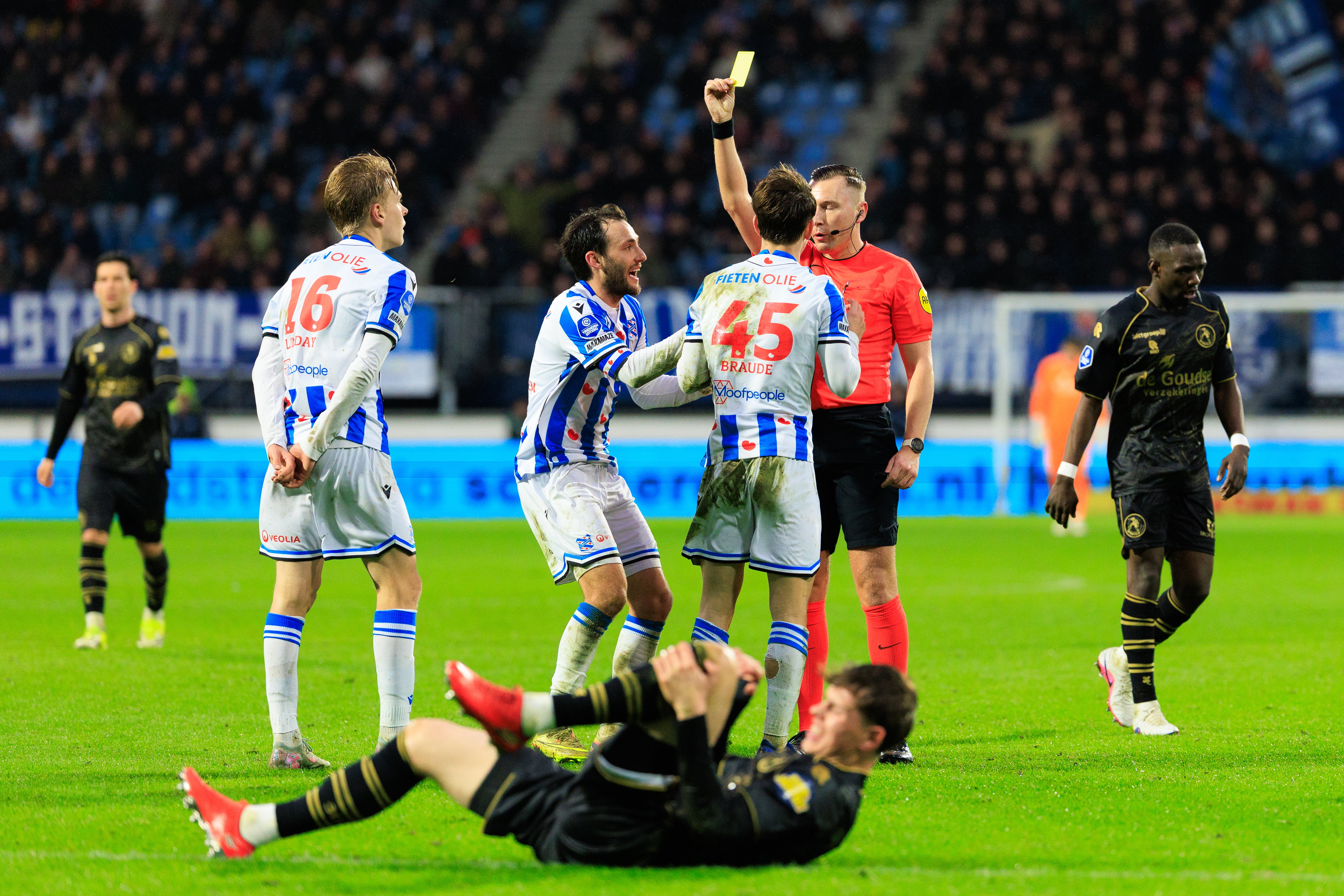 De scheidsrechter trekt geel