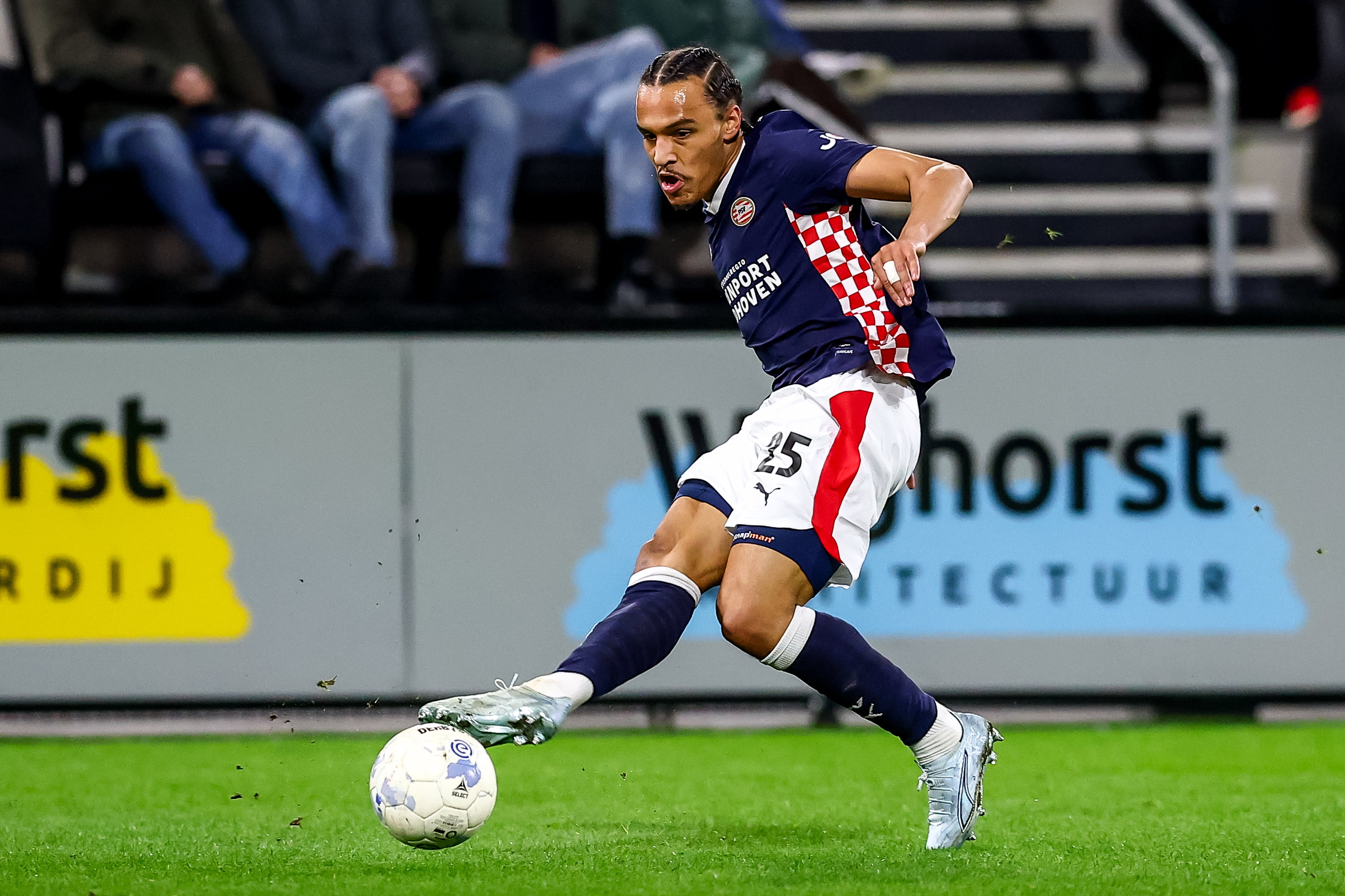 Kiliann Sildillia tegen Heracles Almelo