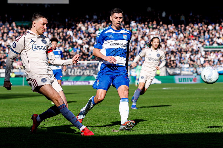 Steven Berghuis in actie tegen PEC Zwolle