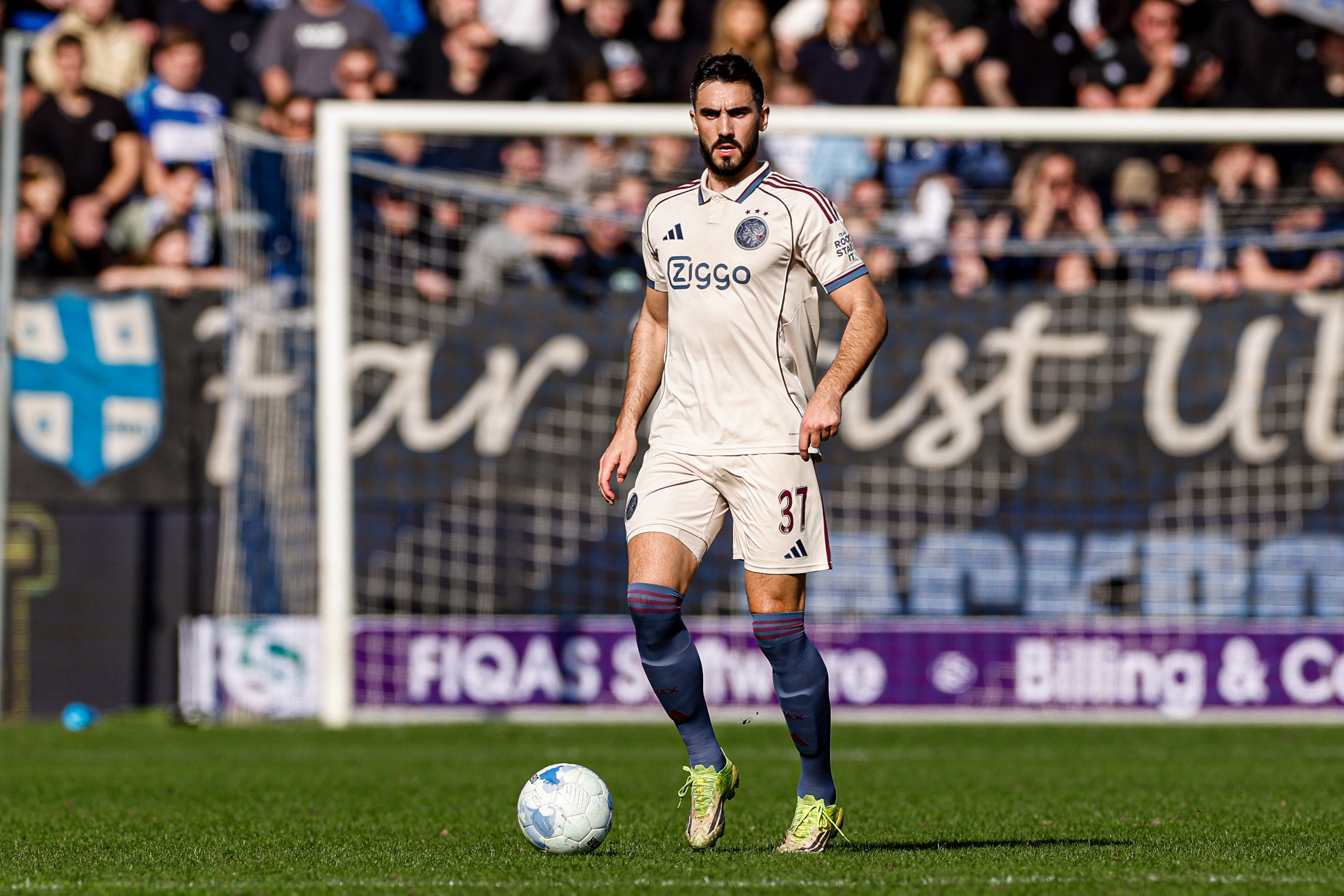 Josip Sutalo aan de bal