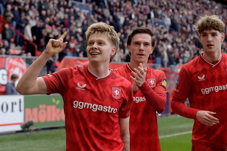 FC Twente juicht na de goal van Kristian Hlynsson