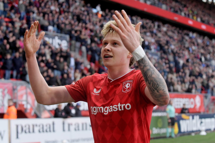 Kristian Hlynnson juicht na zijn goal tegen Feyenoord