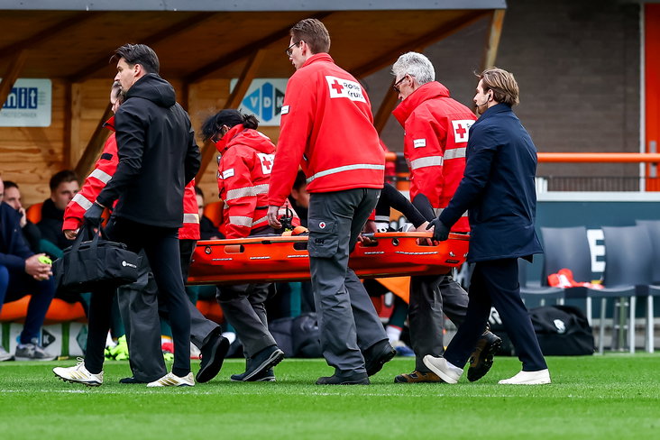 Stije Resink per brancard van het veld