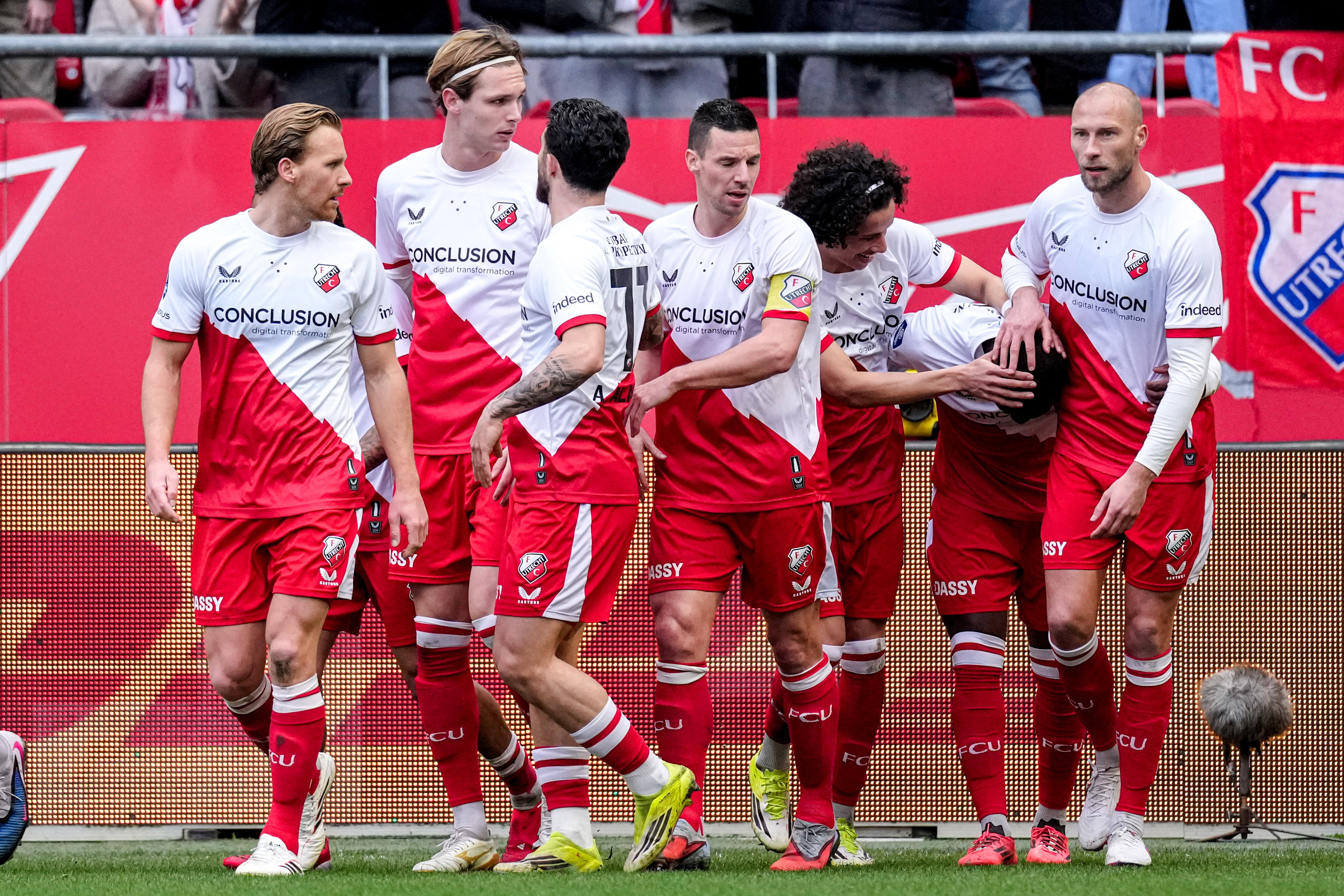 FC Utrecht viert de treffer van Yoann Cathline tegen FC Utrecht