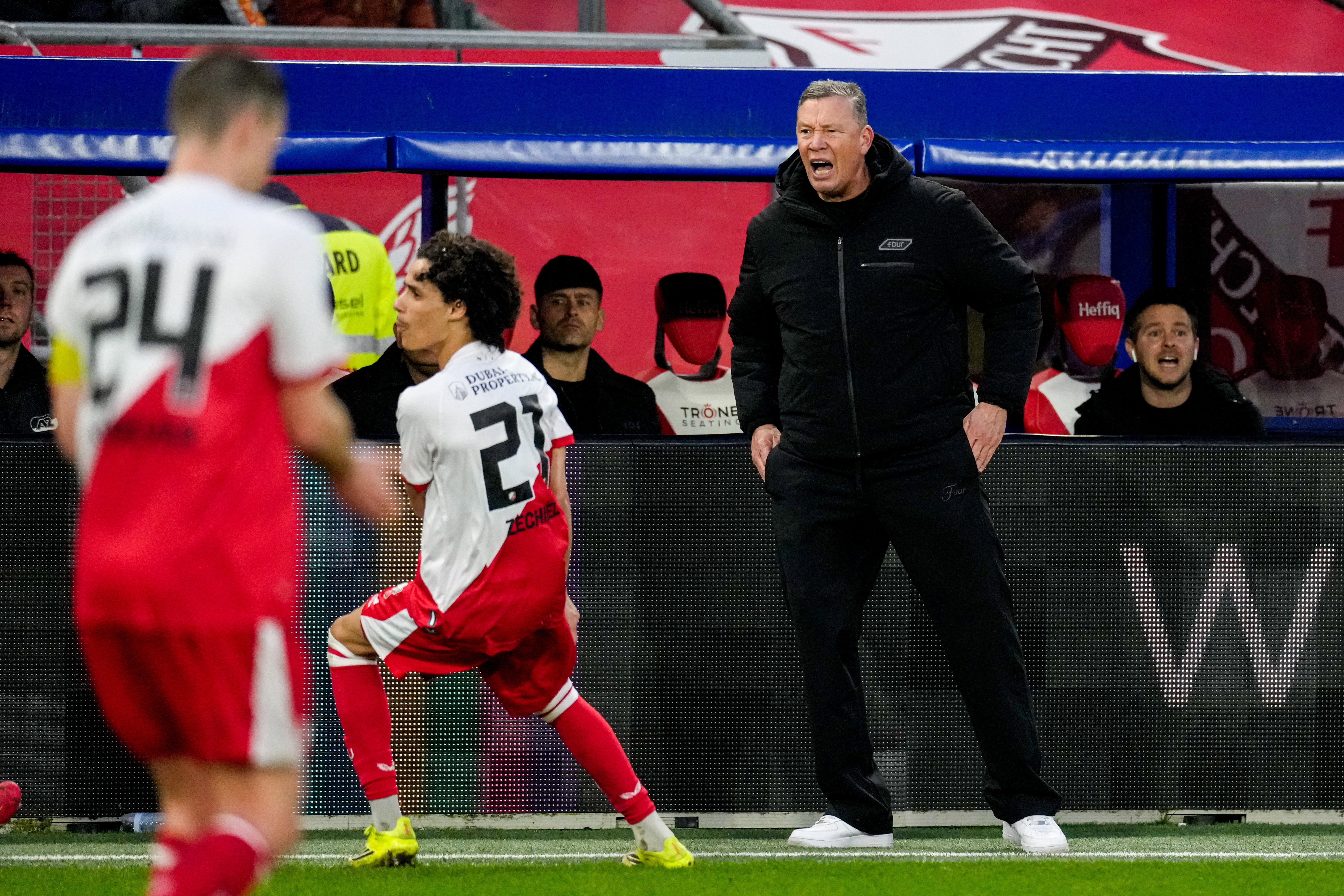 Leeroy Echteld langs de lijn tegen FC Utrecht