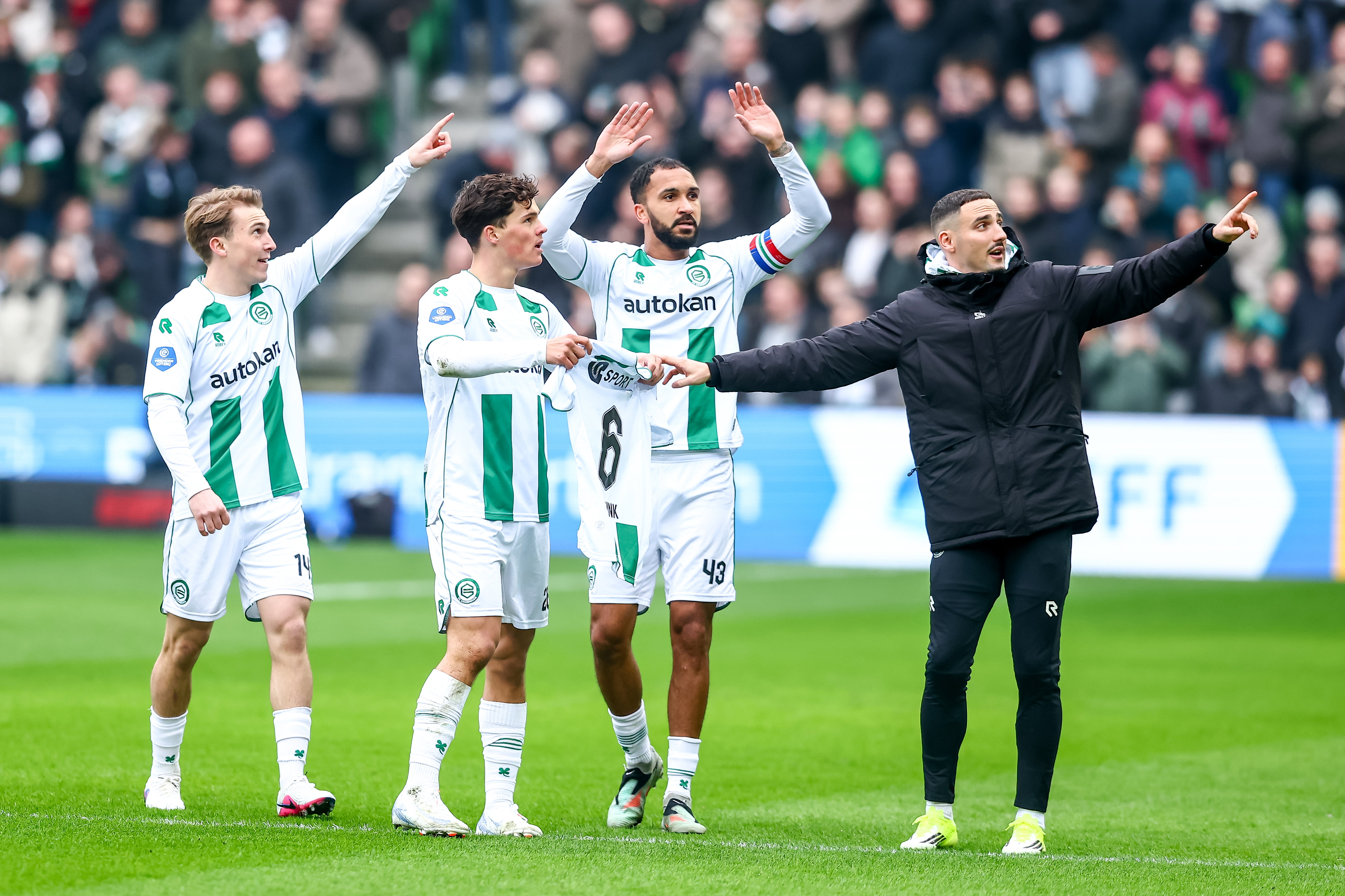 FC Groningen juicht na een goal tegen Ajax, inclusief shirt voor Stije Resink