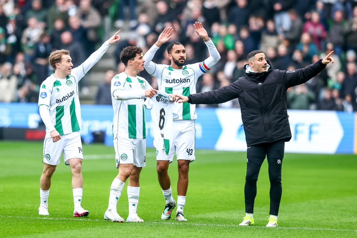 FC Groningen juicht na een goal tegen Ajax, inclusief shirt voor Stije Resink