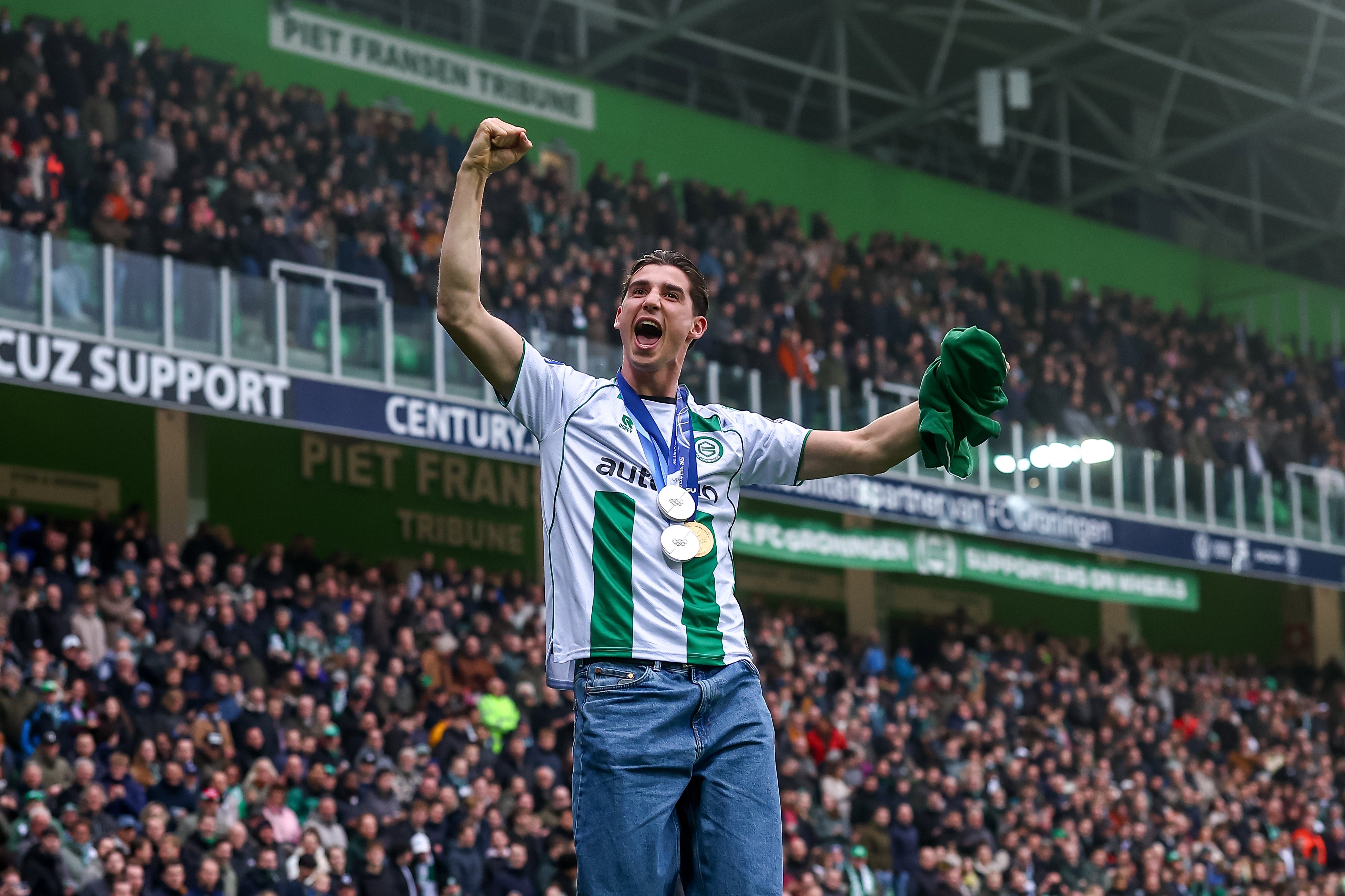 Jenning de Boo wordt gehuldigd bij FC Groningen