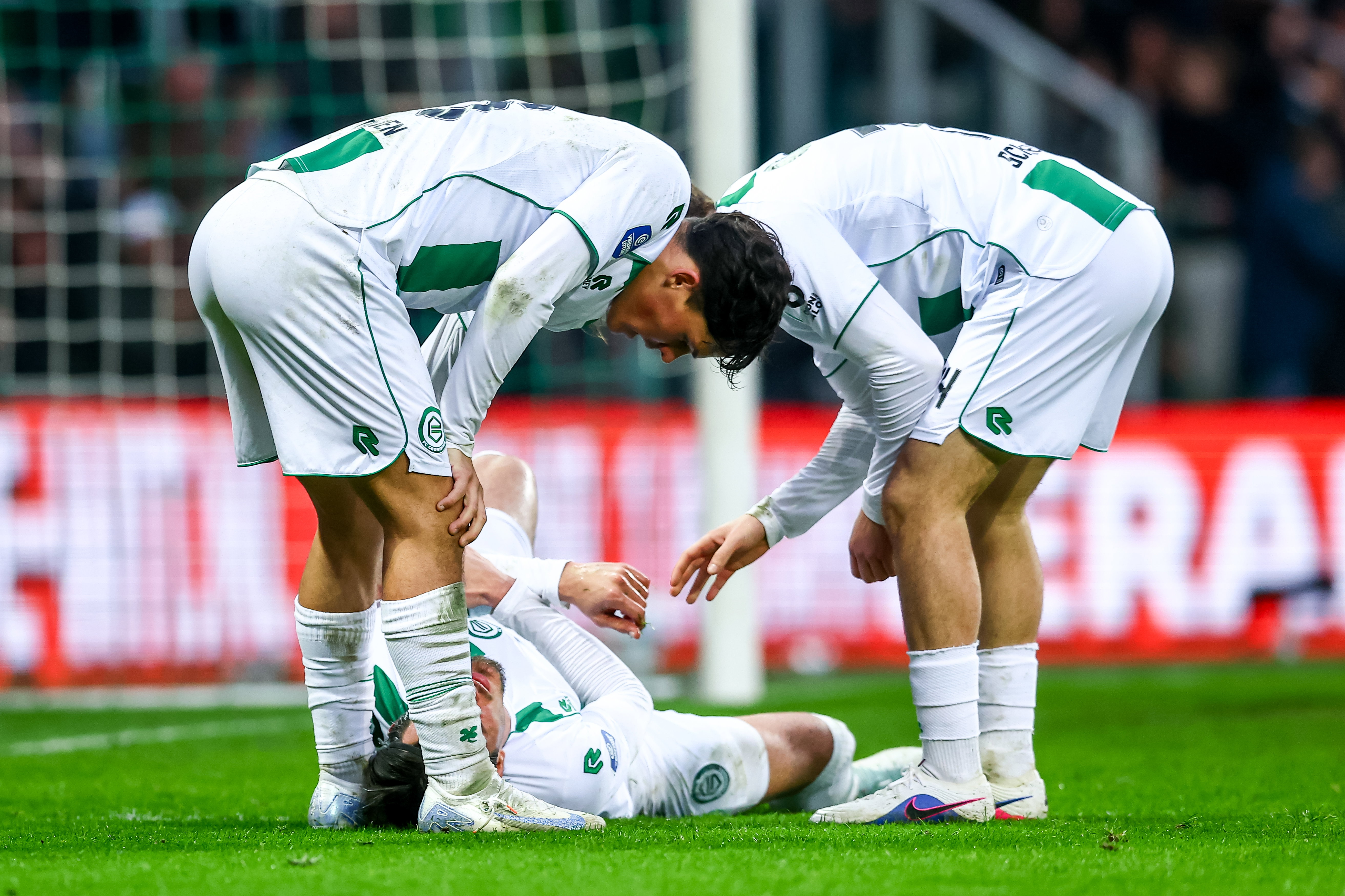 Oskar Zawada ligt met pijn op de grond