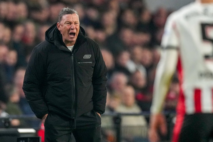 Leeroy Echteld langs de lijn in het Philips Stadion