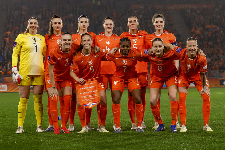 De OranjeLeeuwinnen voorafgaand aan de wedstrijd tegen Ierland