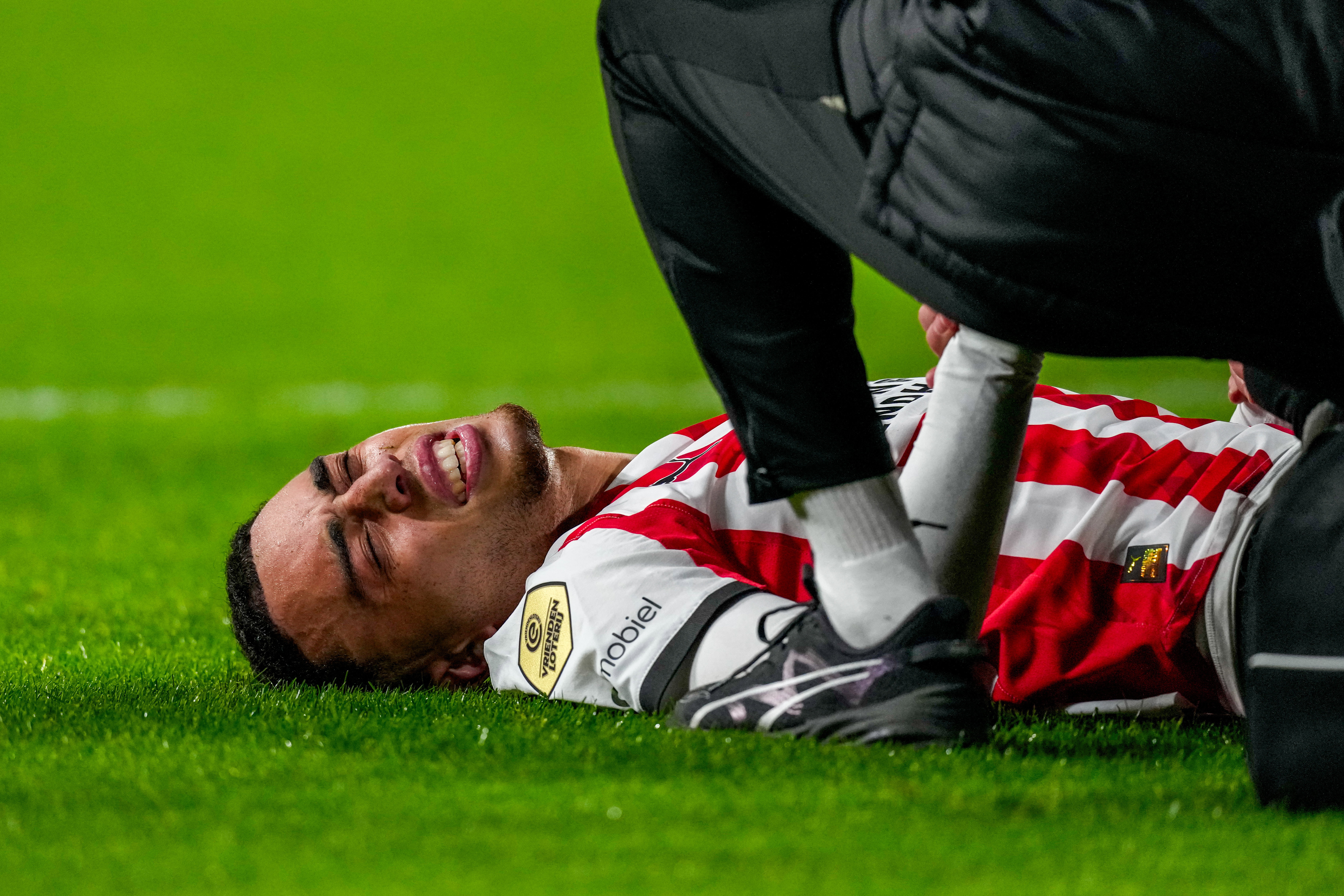 Sergiño Dest viel tegen AZ geblesseerd uit